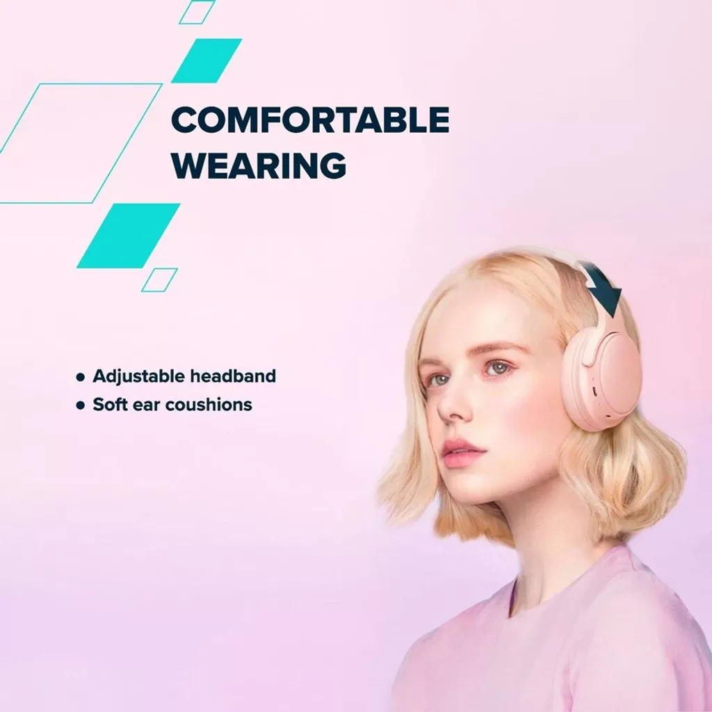 Una donna bionda indossa cuffie rosa. Testo.