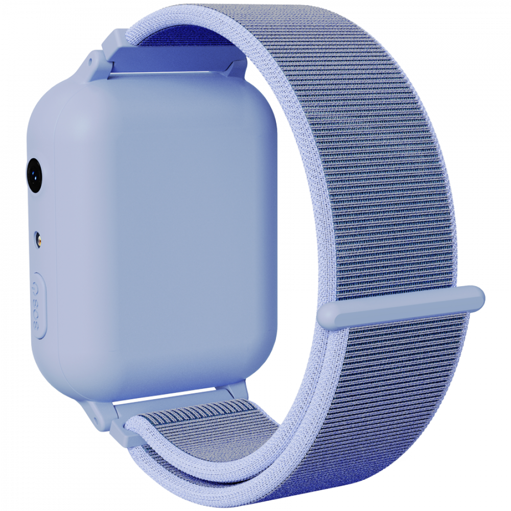 Jasnoniebieski smartwatch z materiałową opaską na czarnym tle.