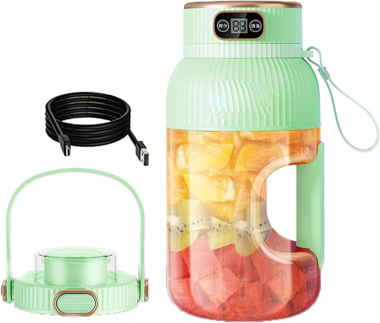 Ein tragbarer Mixer mit Fruchtstücken und ein USB-Kabel.