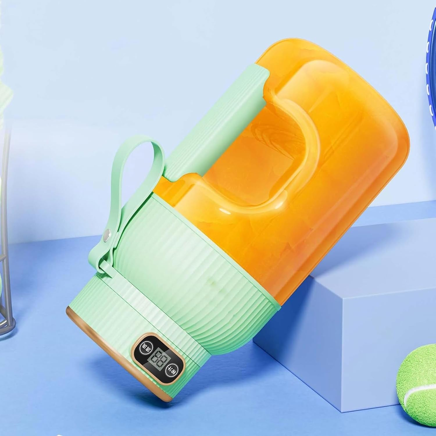 Ein tragbarer Mixer in Orange und Grün mit digitaler Anzeige steht auf einem blauen Podest.