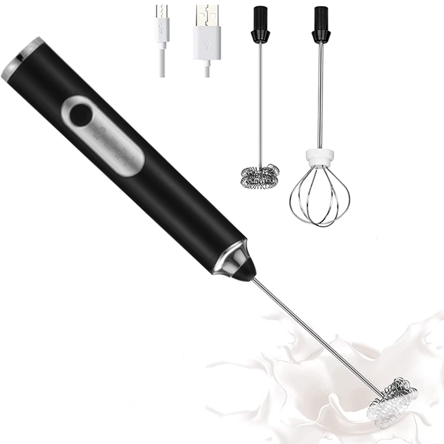 Schwarzer Milchaufschäumer mit USB-Kabeln und zwei Aufsätzen in Milch.