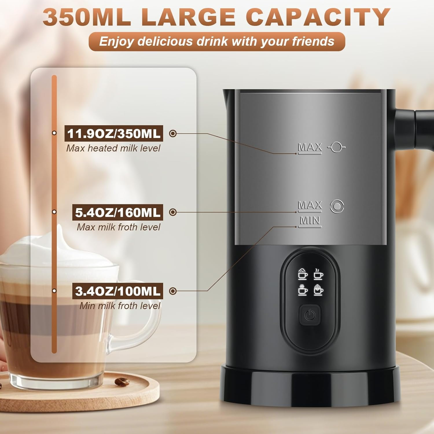 Ein Milchaufschäumer mit maximal 350 ml Kapazität neben einem Glas Latte Macchiato.