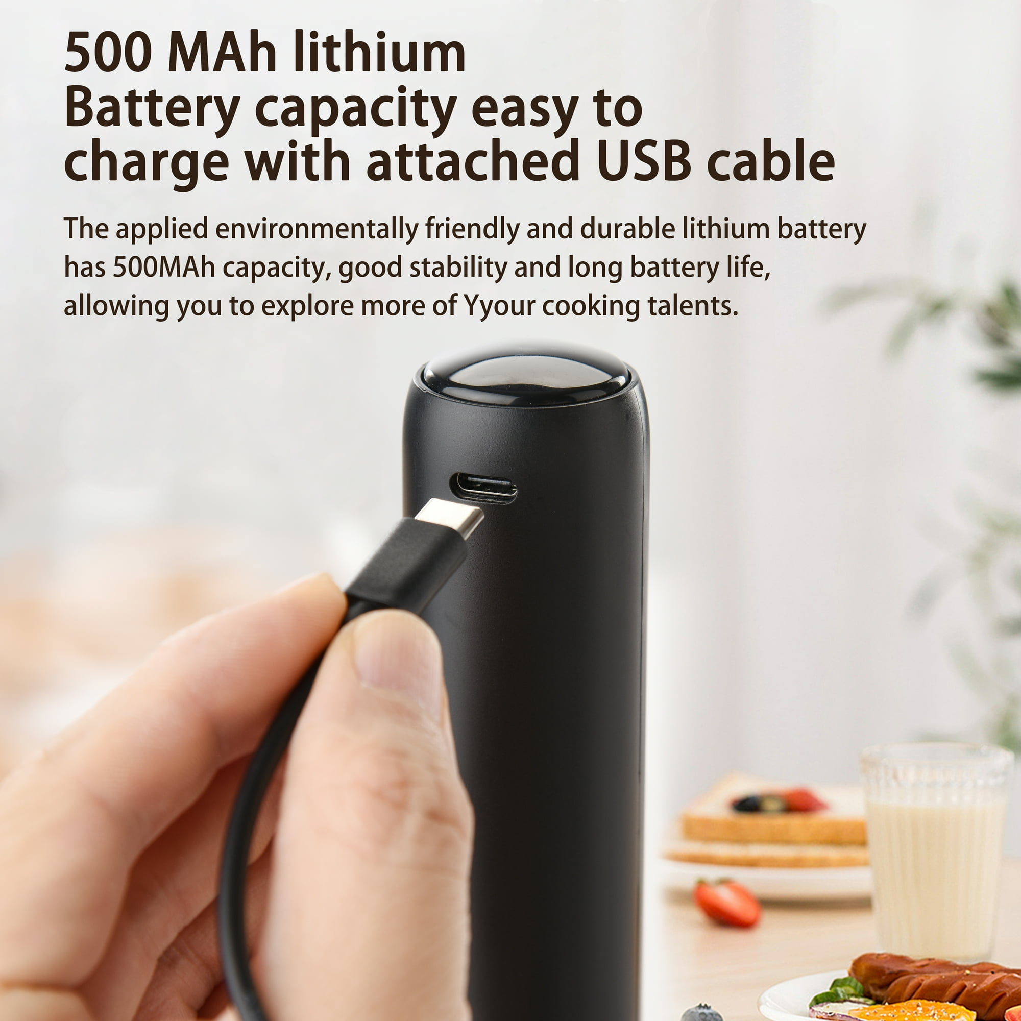 Eine Hand steckt ein USB-C-Kabel in eine schwarze Akkupack. Essen ist im Hintergrund unscharf.