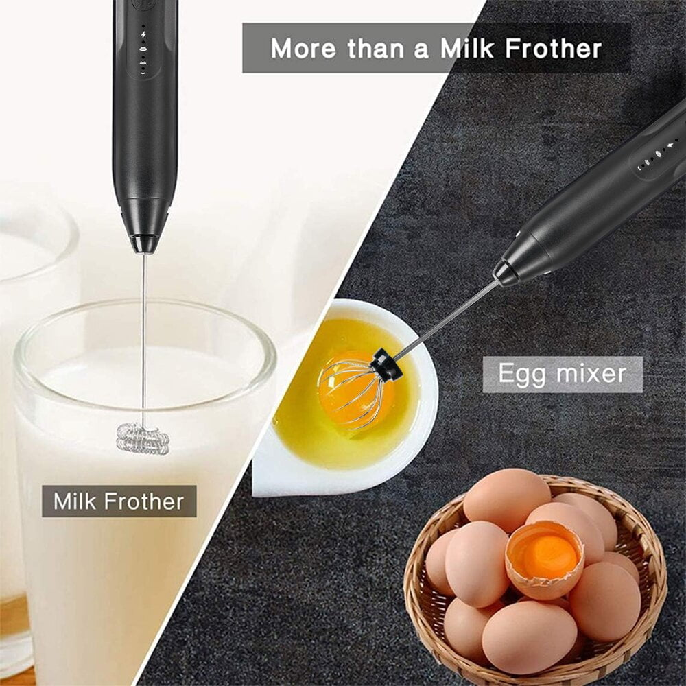 Ein schwarzer Milchaufschäumer/Eierrührer über Milch und Eiern.