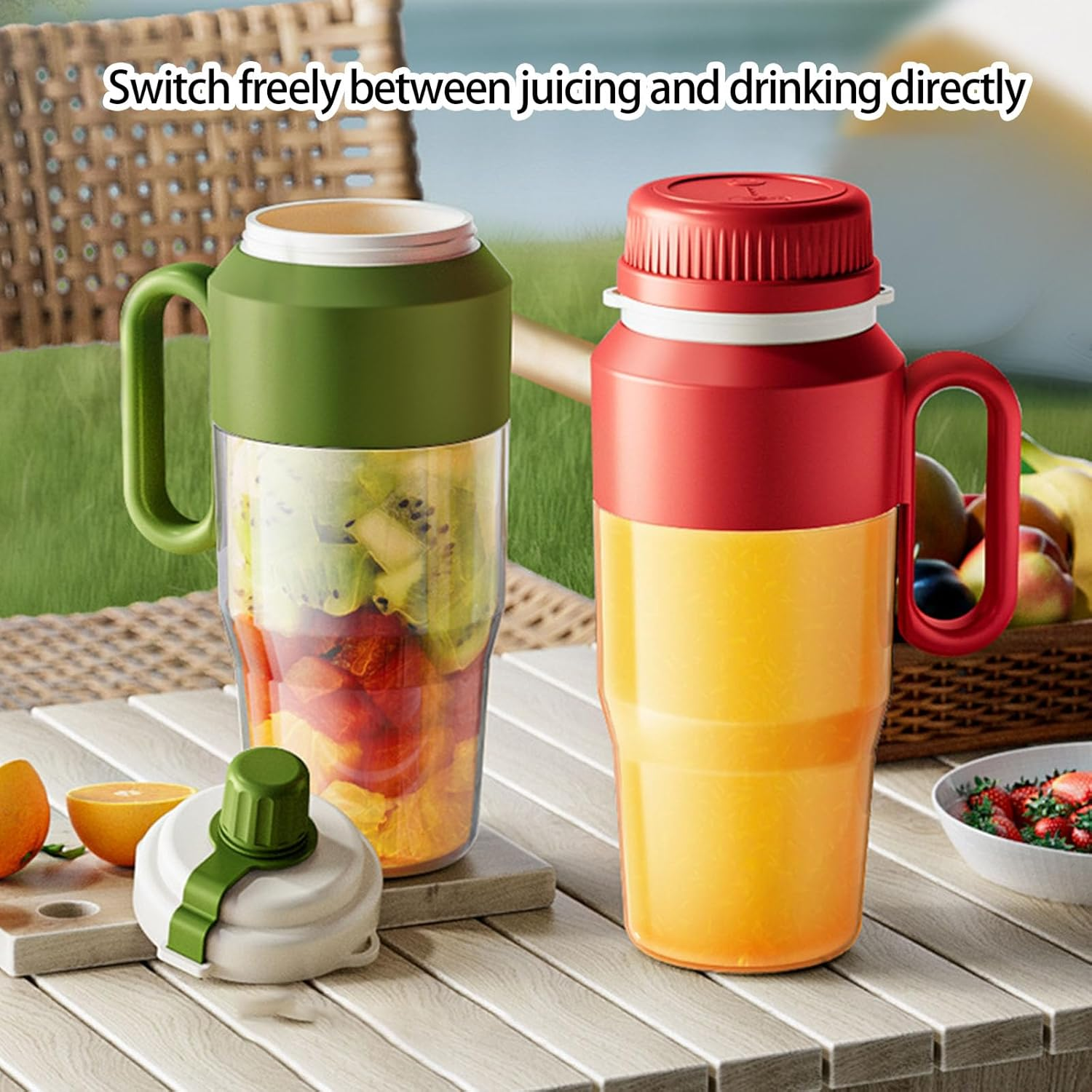 Zwei Becher auf einem Tisch; einer gefüllt mit Früchten, der andere mit Saft.