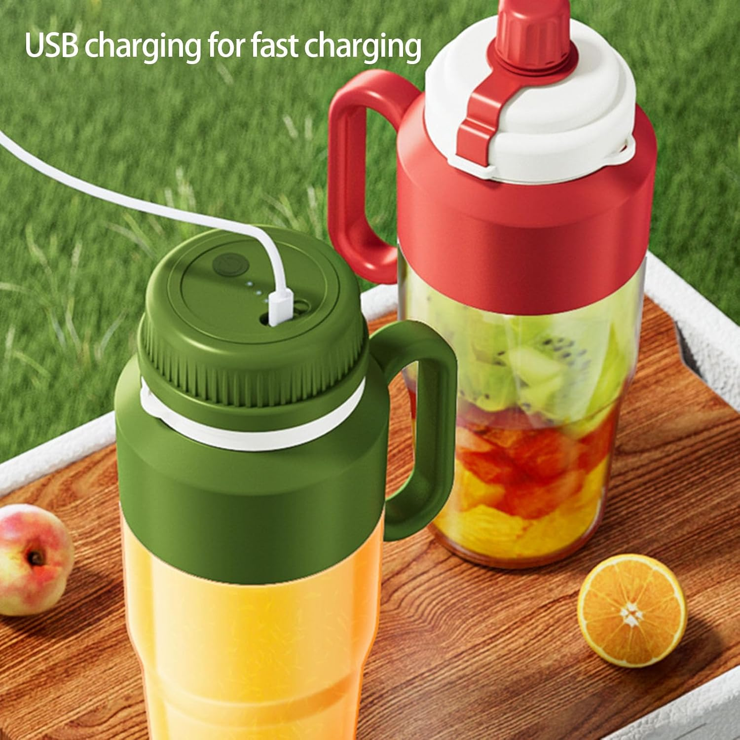 Zwei Trinkflaschen, eine wird per USB geladen. Obst und Gras im Hintergrund.