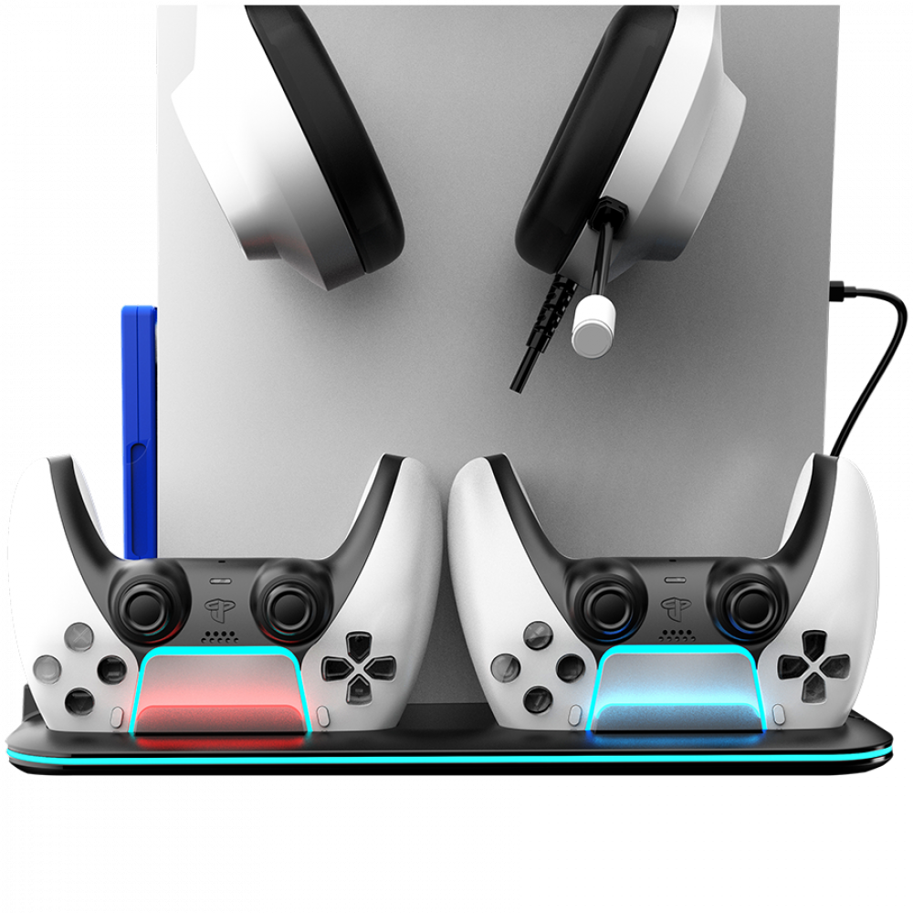 Due controller di gioco bianchi in carica su un supporto nero, con cuffie sopra.