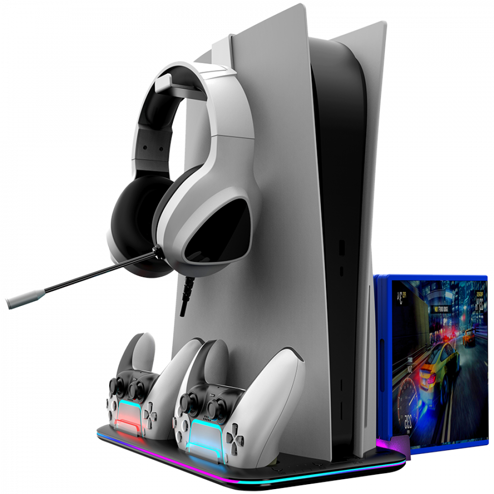 Una console di gioco bianca con cuffie, due controller e un gioco su un supporto.