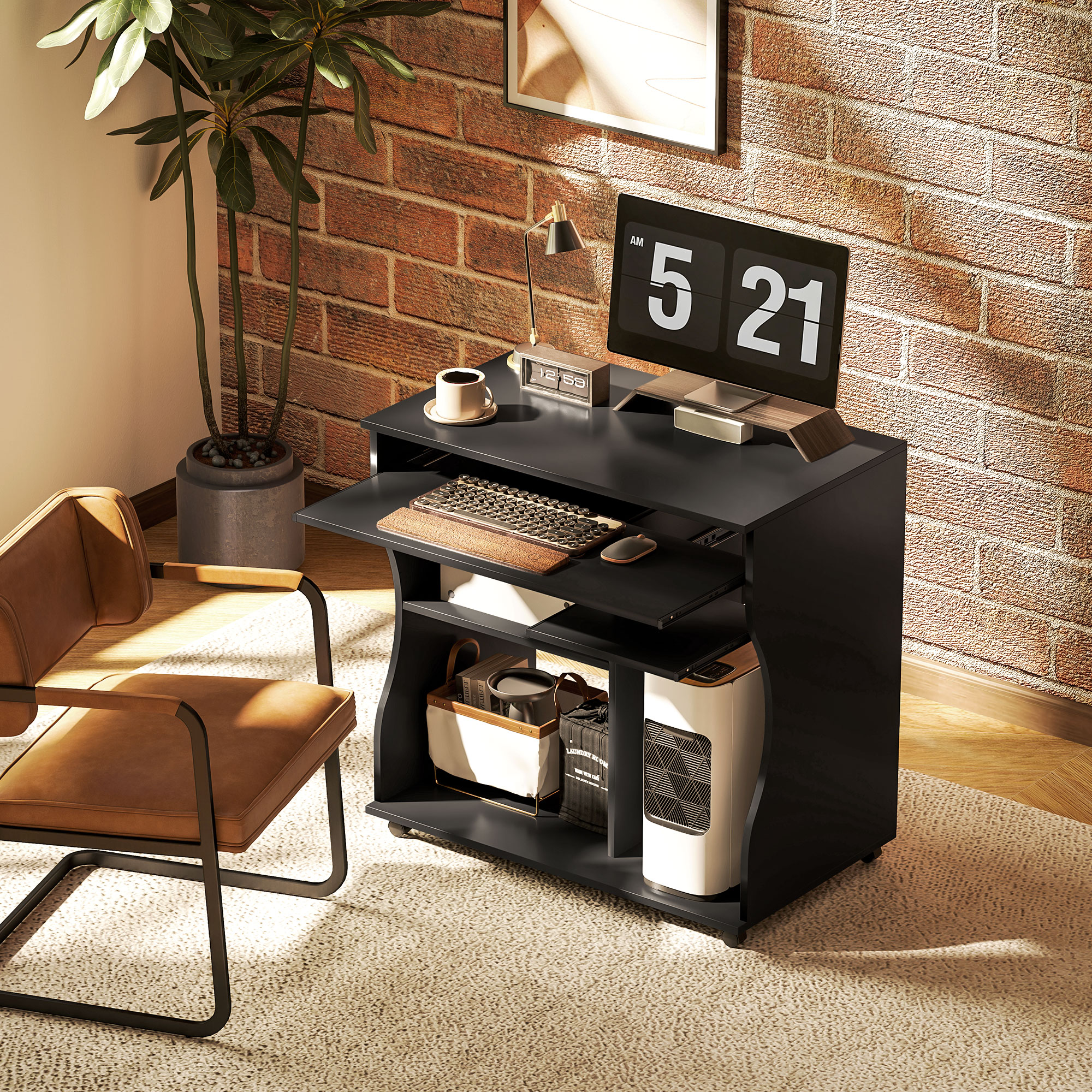Schwarzer Schreibtisch mit PC, Tastatur, Maus, Uhr und Kaffeetasse vor einer Ziegelwand.