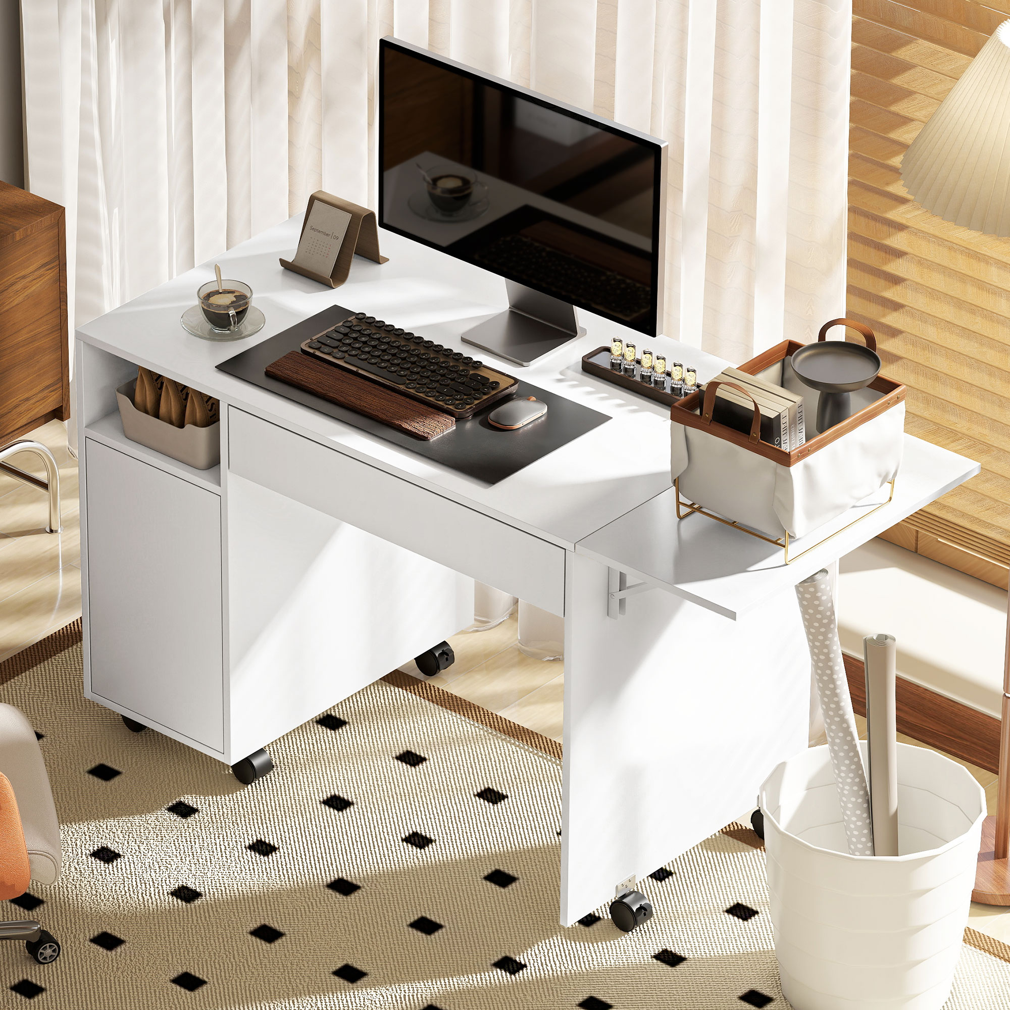 Eine Draufsicht auf einen modernen, weißen Rollschreibtisch mit Computer, Tastatur, Maus, Kaffee und verschiedenen Büromaterialien.