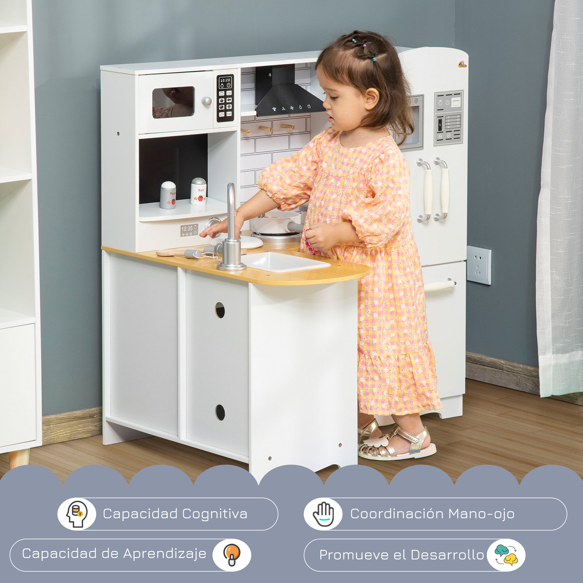 Una niña pequeña juega con una cocina de juguete que parece un refrigerador.
