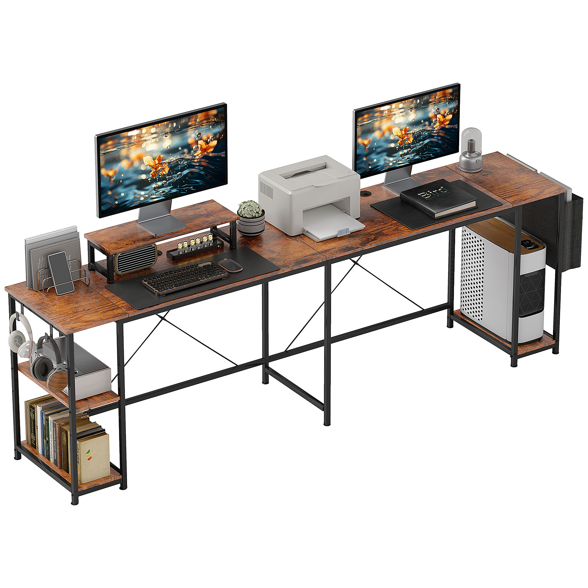 Ein langer Holztisch mit zwei Computern, Drucker, Tastaturen und Kopfhörern.