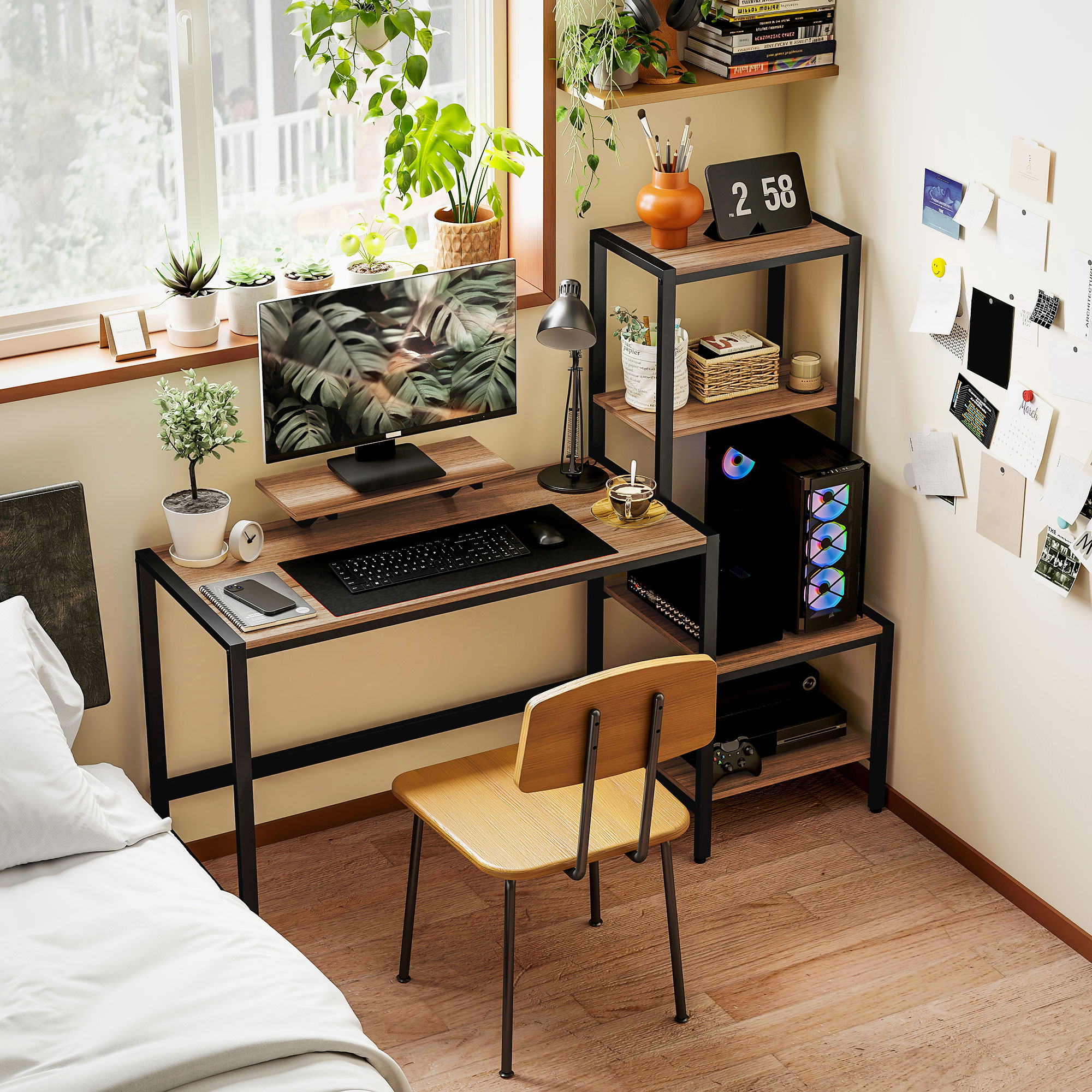 Ein Schreibtisch mit Computer, Tastatur, Maus, Lampe und Pflanzen neben einem Bett.