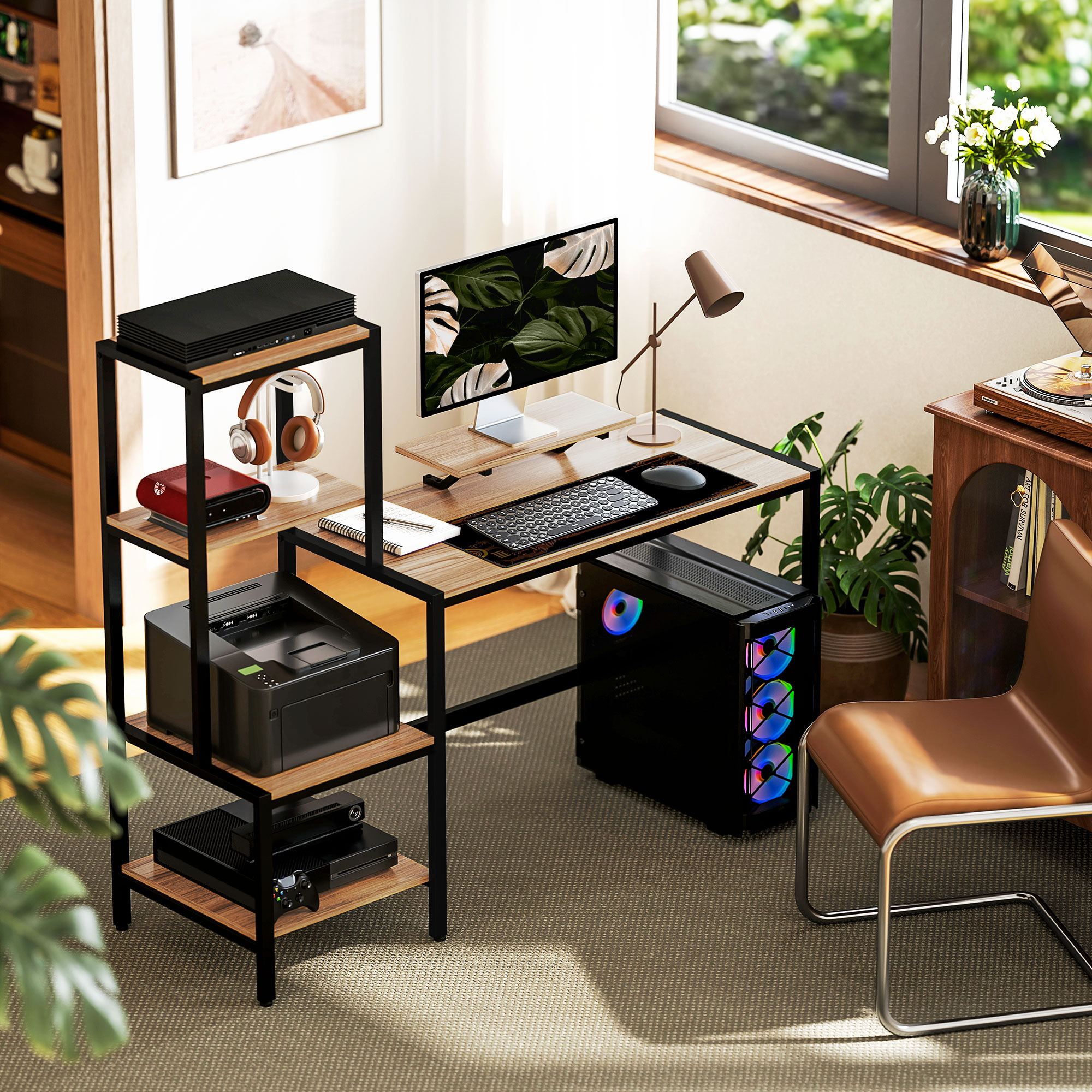Ein Schreibtisch mit Computern, Drucker und Regal. Ein brauner Stuhl steht daneben.