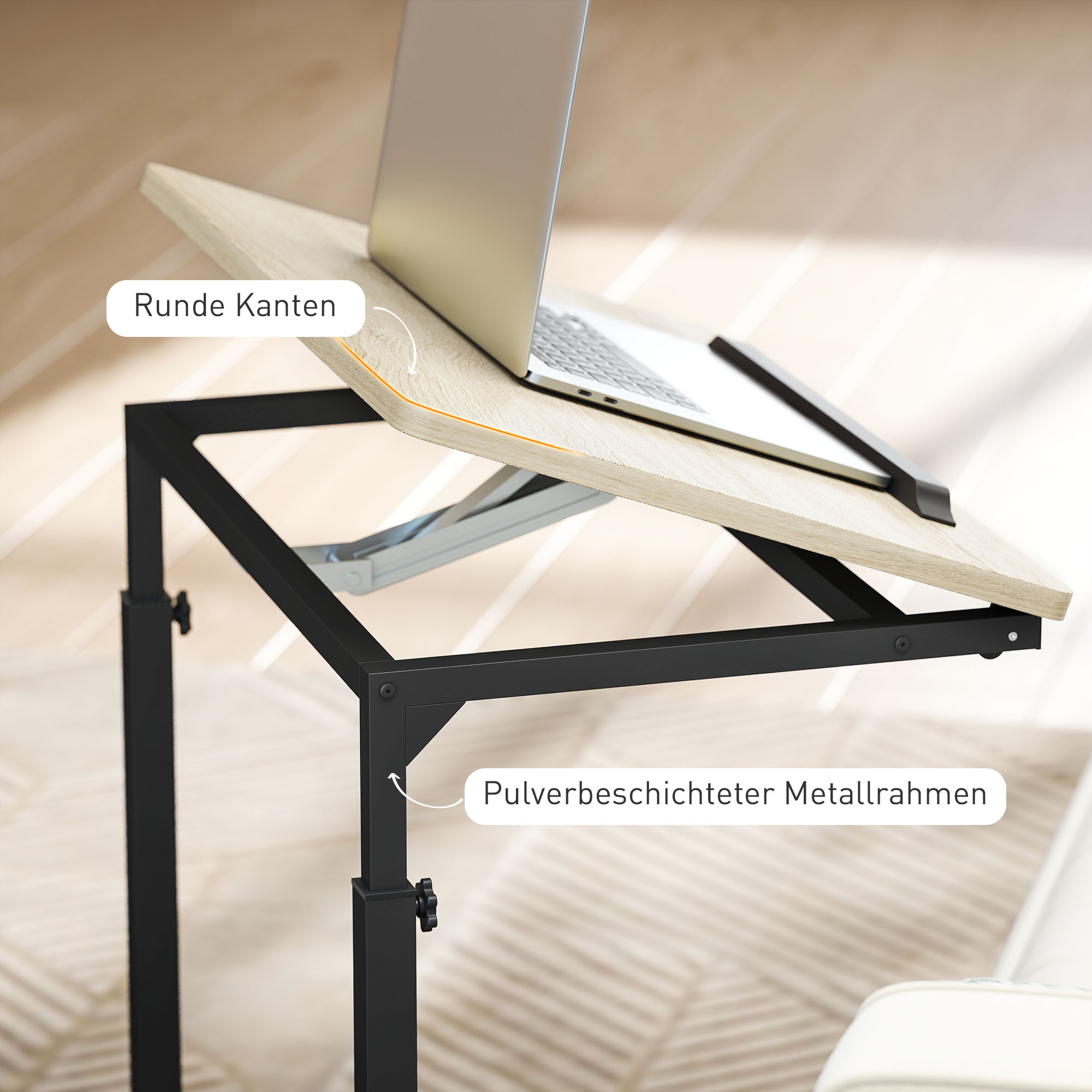 Ein Laptop steht auf einem hellen Holztisch mit abgerundeten Kanten, gestützt von einem schwarzen Metallrahmen.