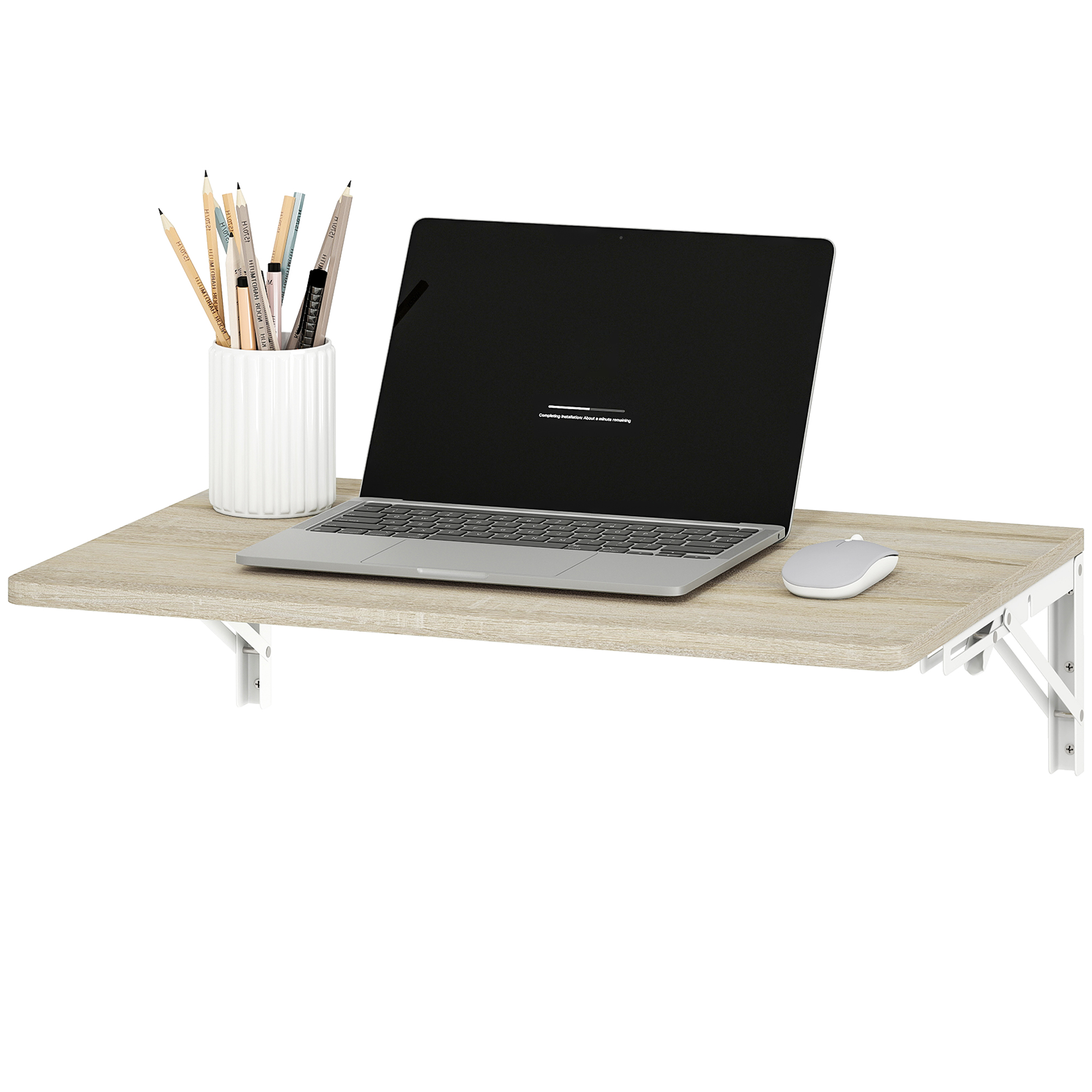 Ein Laptop, Stiftehalter mit Stiften und eine Maus auf einem Holztisch.