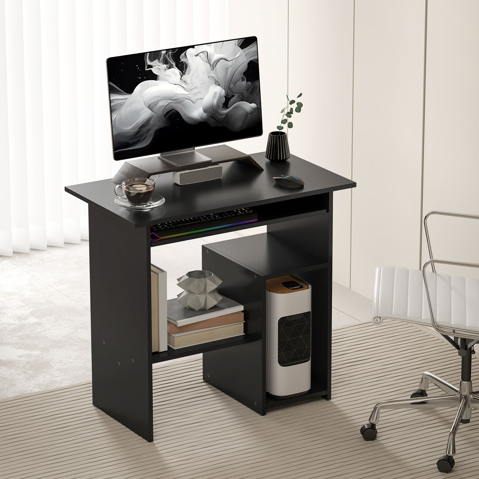 Schwarzer Schreibtisch mit Monitor, Tastatur, Maus, Kaffee und Büchern.