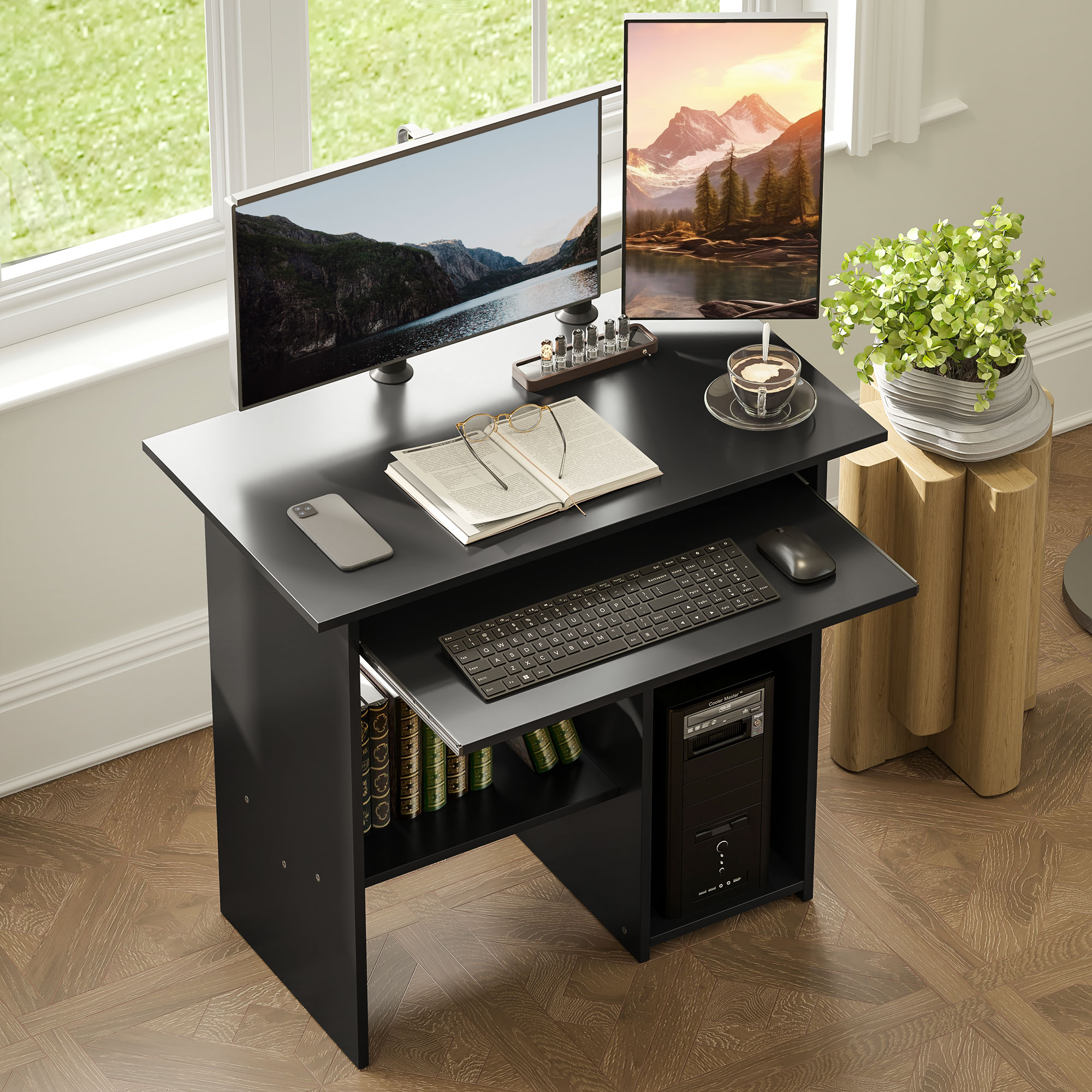 Ein schwarzer Schreibtisch mit zwei Monitoren, Tastatur, Maus, Buch und Pflanze.