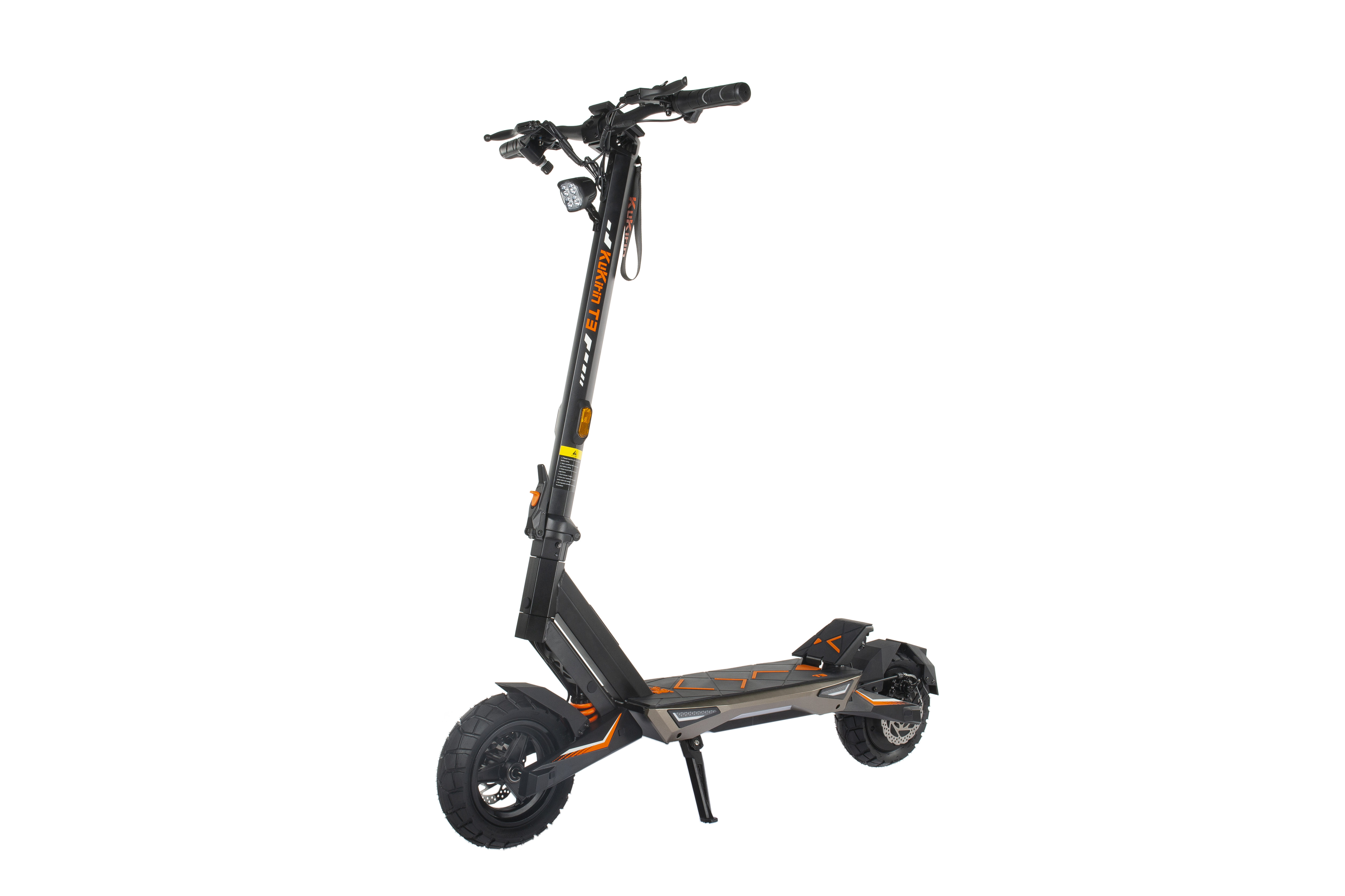 Uno scooter elettrico nero con accenti arancioni su sfondo bianco.