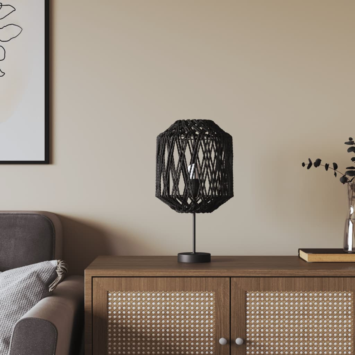 Schwarze Korbtischlampe auf einem Holzschrank mit Rattan-Fronten.