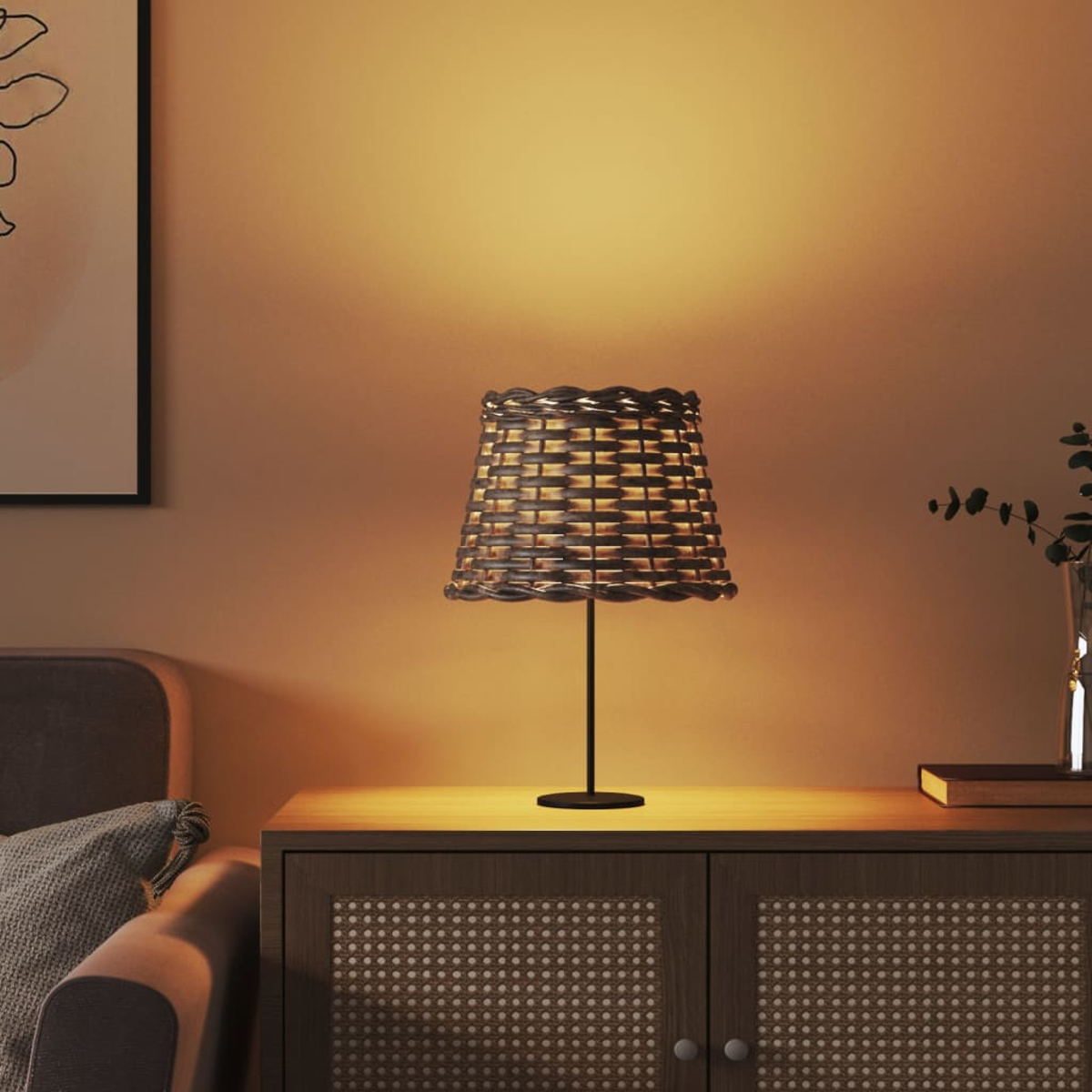 Eine geflochtene Lampe auf einem Schrank mit einer Wand im Hintergrund.