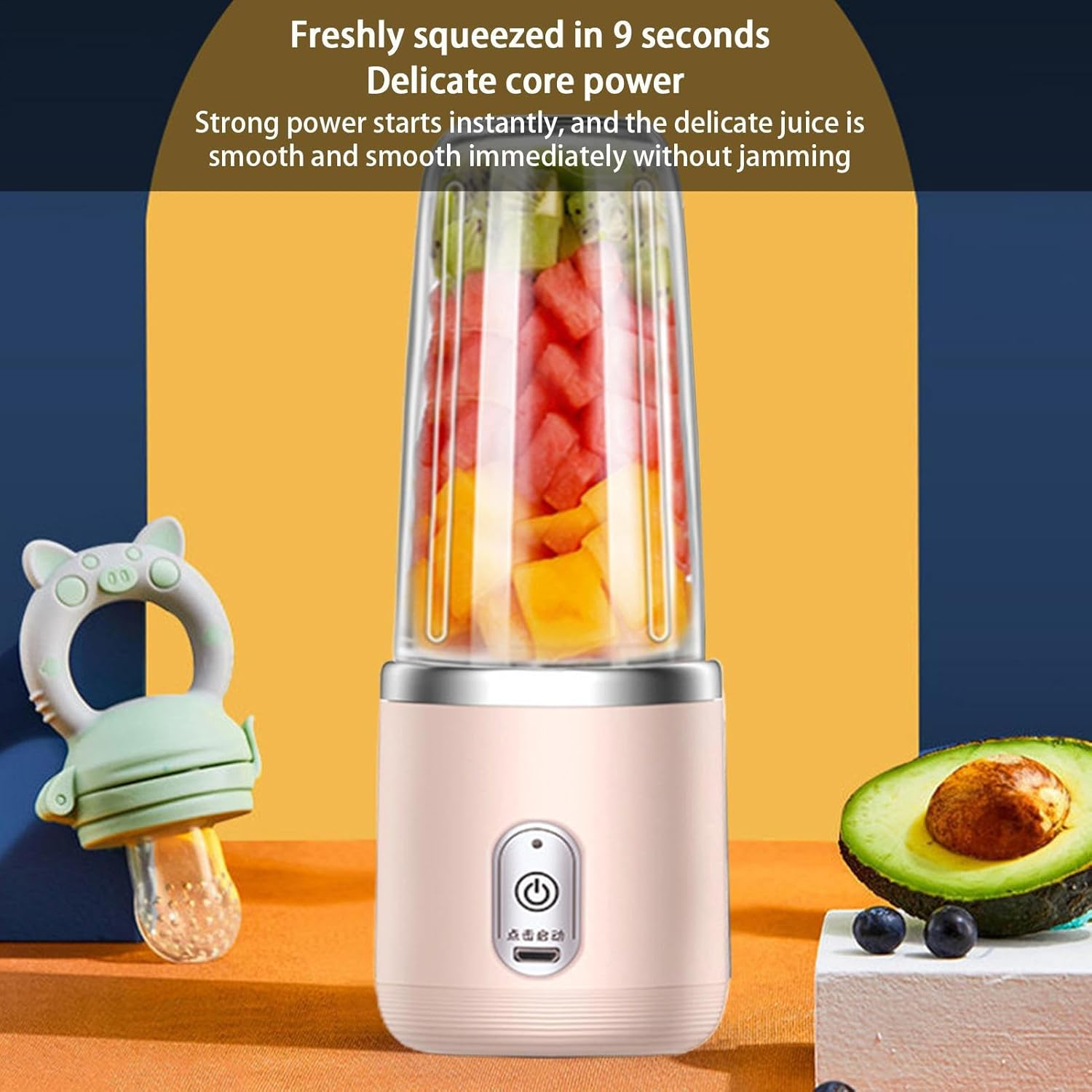 Ein Mixer mit Obst, Avocado und Blaubeeren. Ein Beißring liegt links.