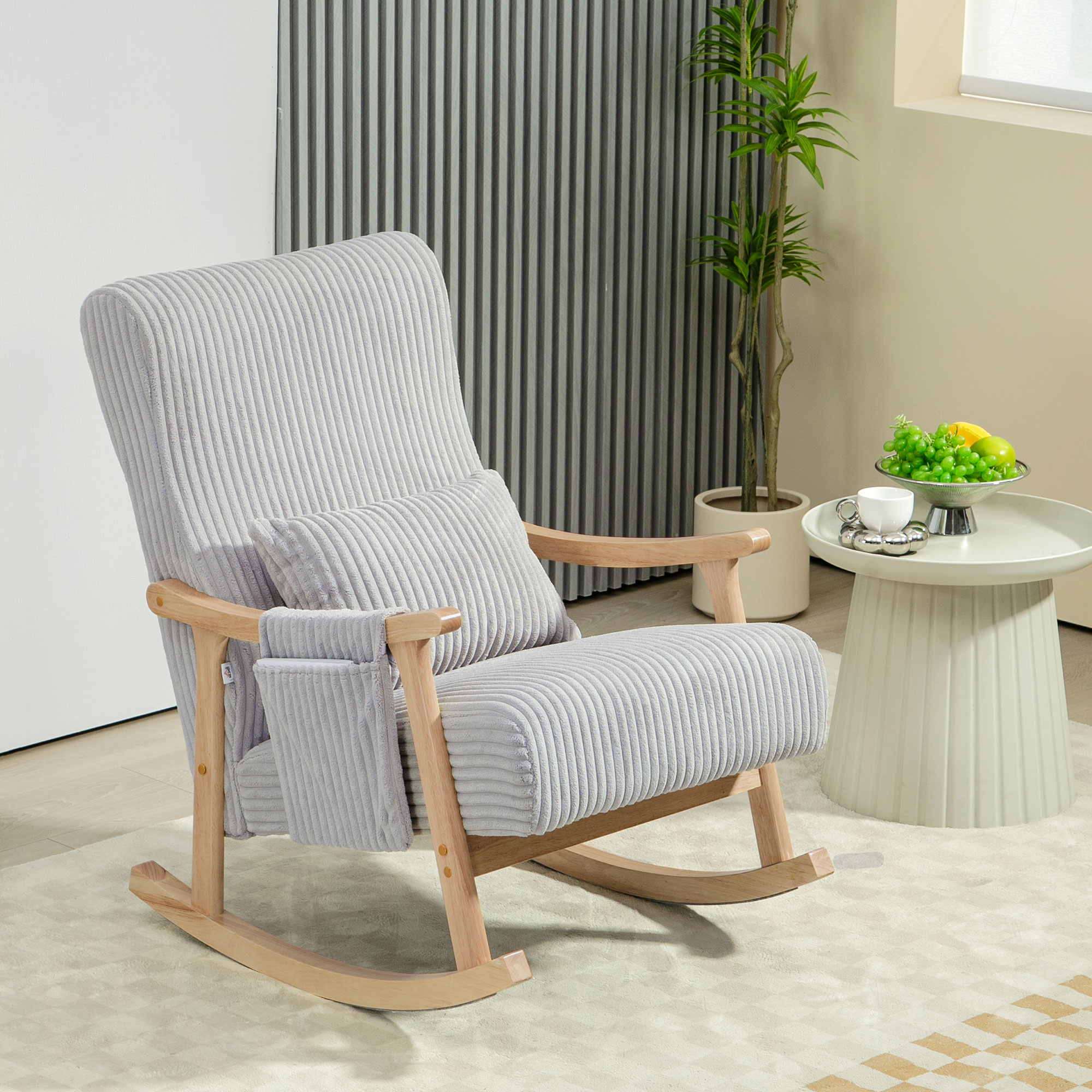 Un sillón balancín gris claro de pana con detalles en madera.