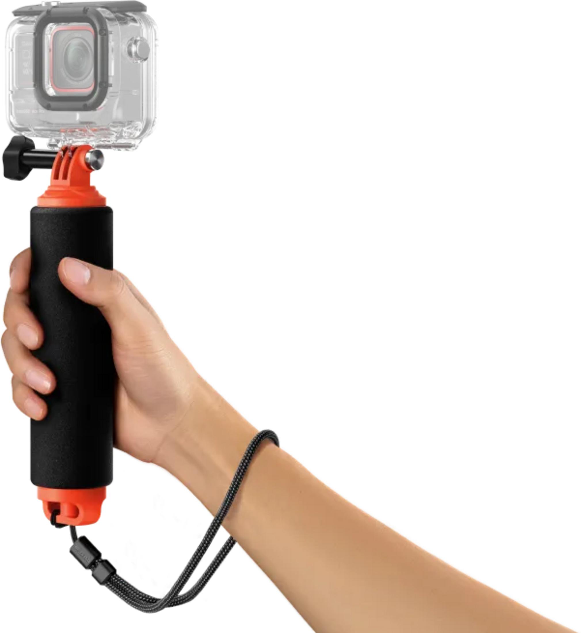 Mano che tiene una action cam in custodia impermeabile con impugnatura arancione.