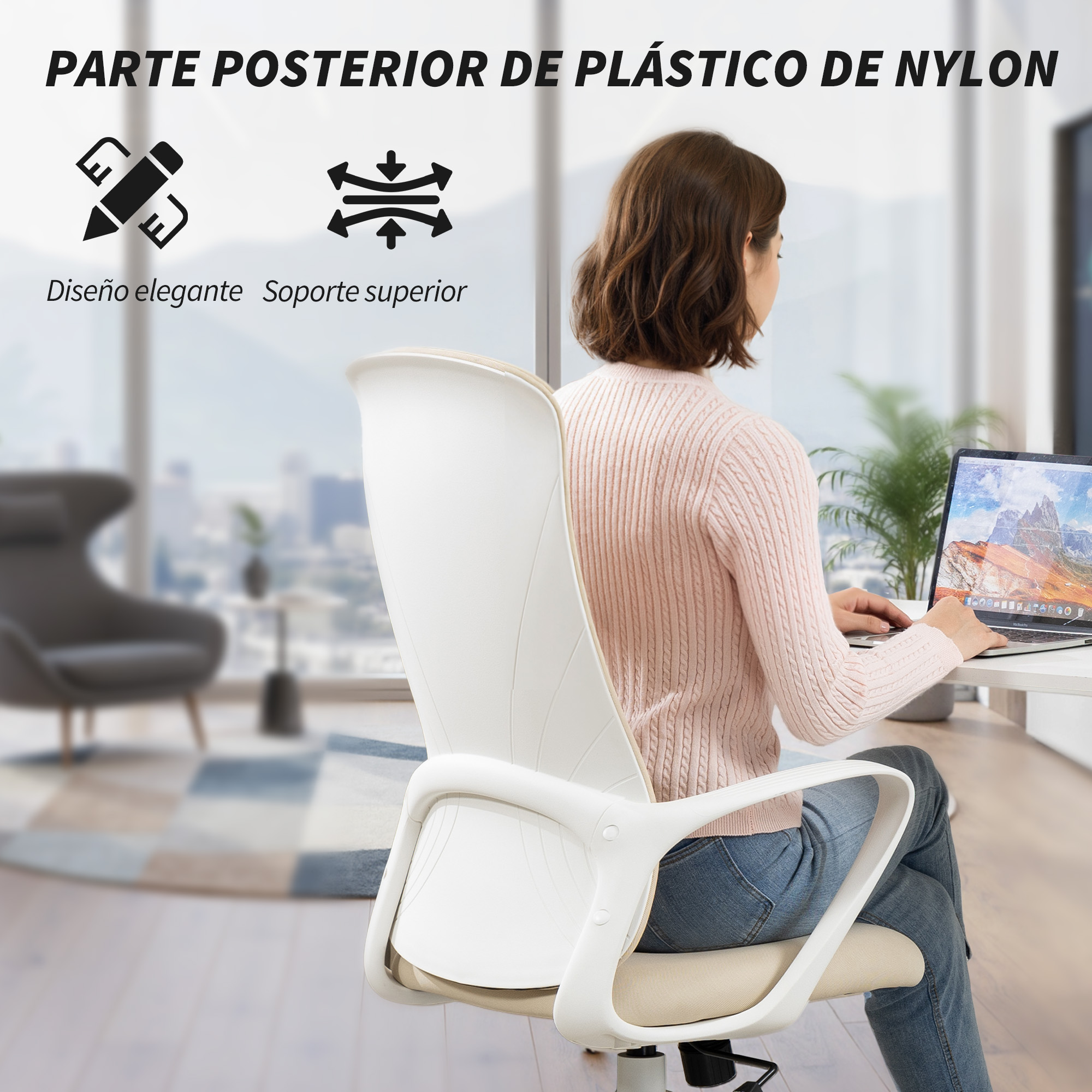 Mujer sentada en escritorio, trabajando en portátil, en oficina con ventana.