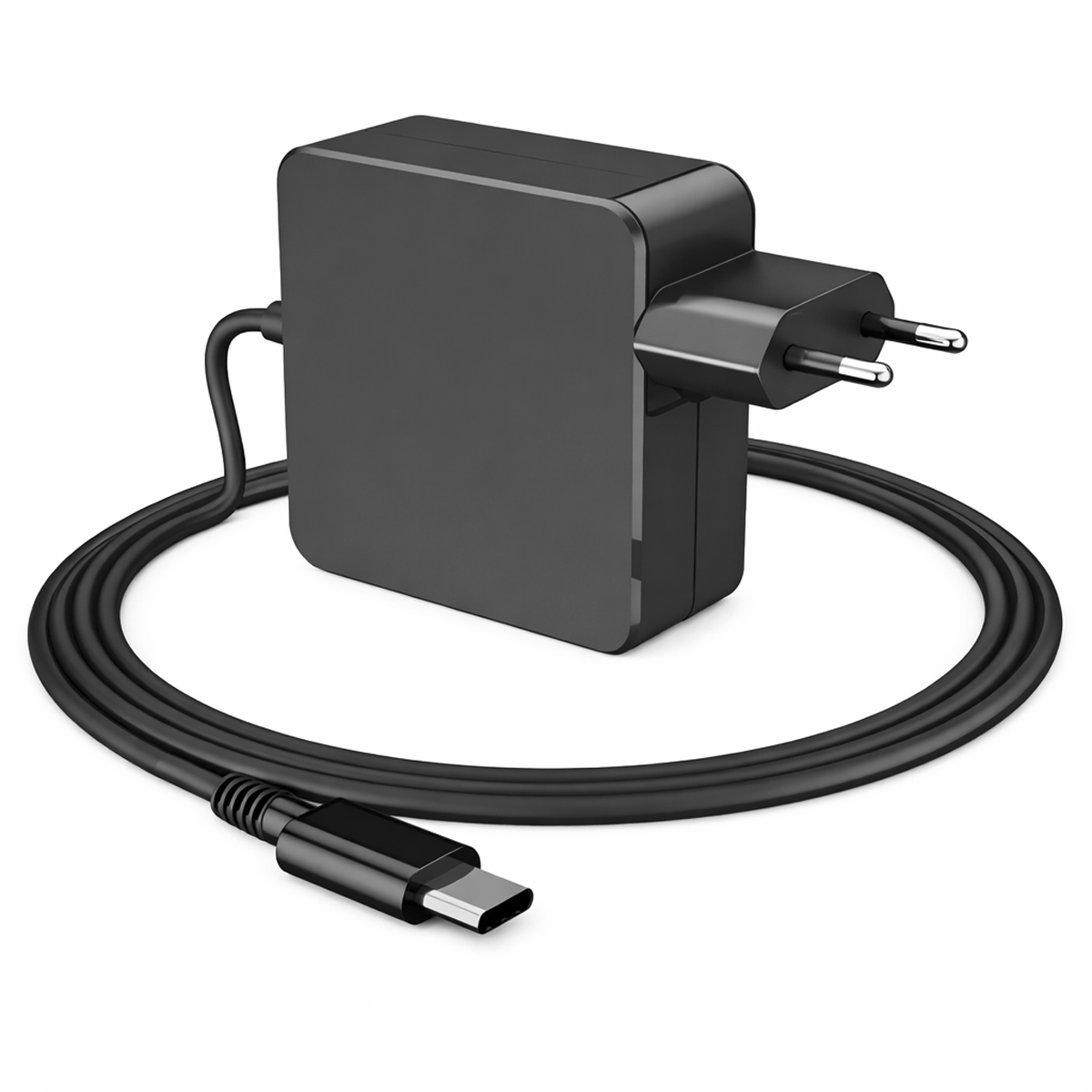 Schwarzes Netzteil mit Eurostecker und USB-C-Kabel auf weißem Hintergrund.