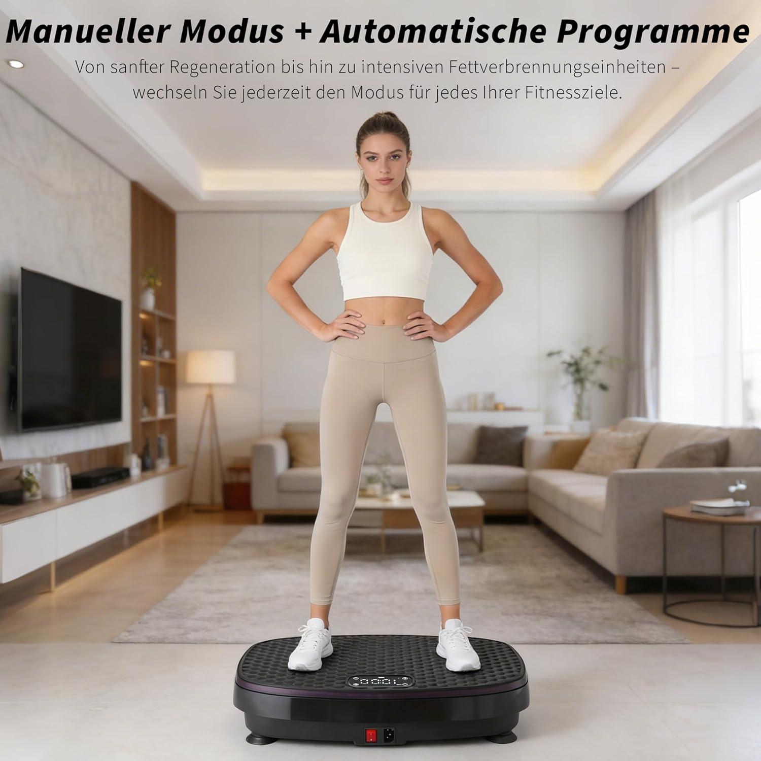 Frau steht auf Vibrationsplatte in einem Wohnzimmer mit Sofa und Fernseher.