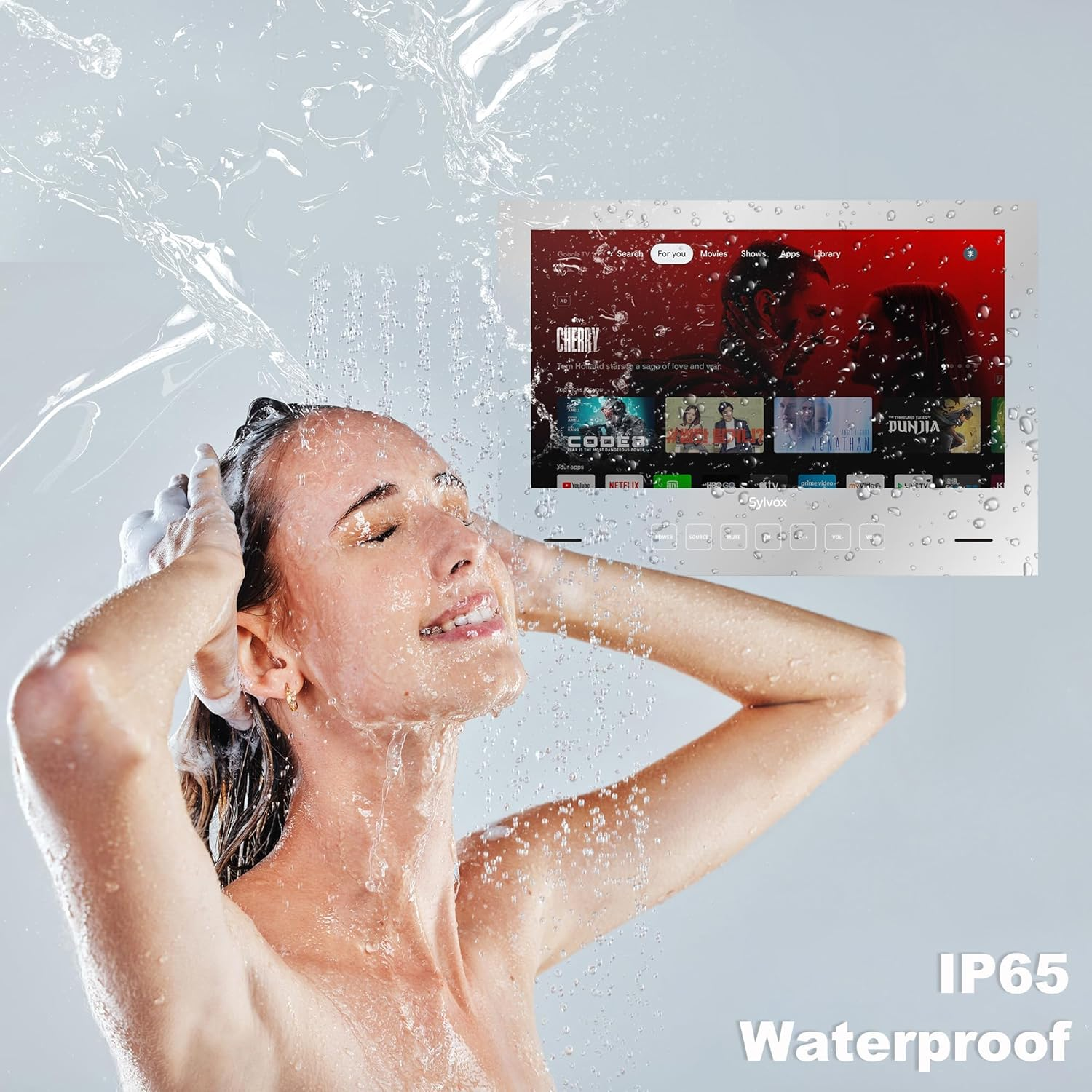 Una mujer se ducha mientras un televisor impermeable muestra contenido. Clasificación IP65.
