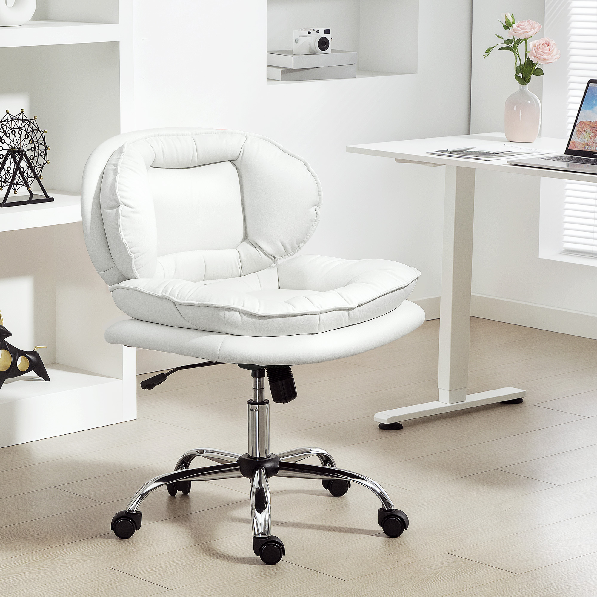 Una silla de oficina blanca con ruedas está sobre un suelo de madera junto a un escritorio.