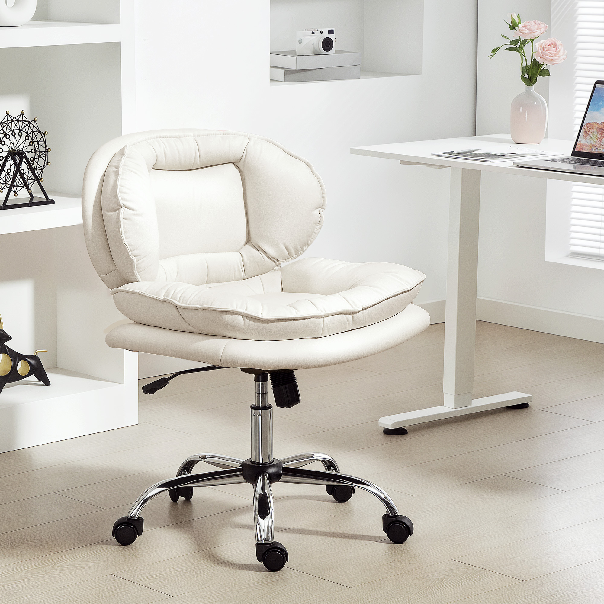Una silla de oficina color crema con ruedas sobre suelo de madera.