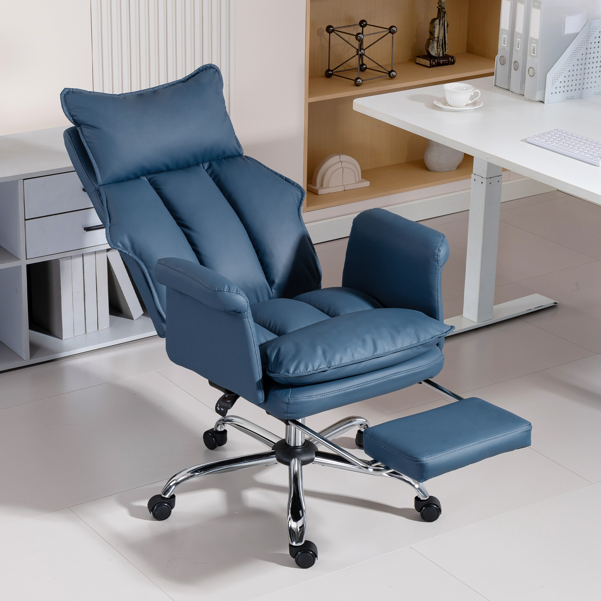 Una silla de oficina azul con reposapiés extensible está en una habitación luminosa.