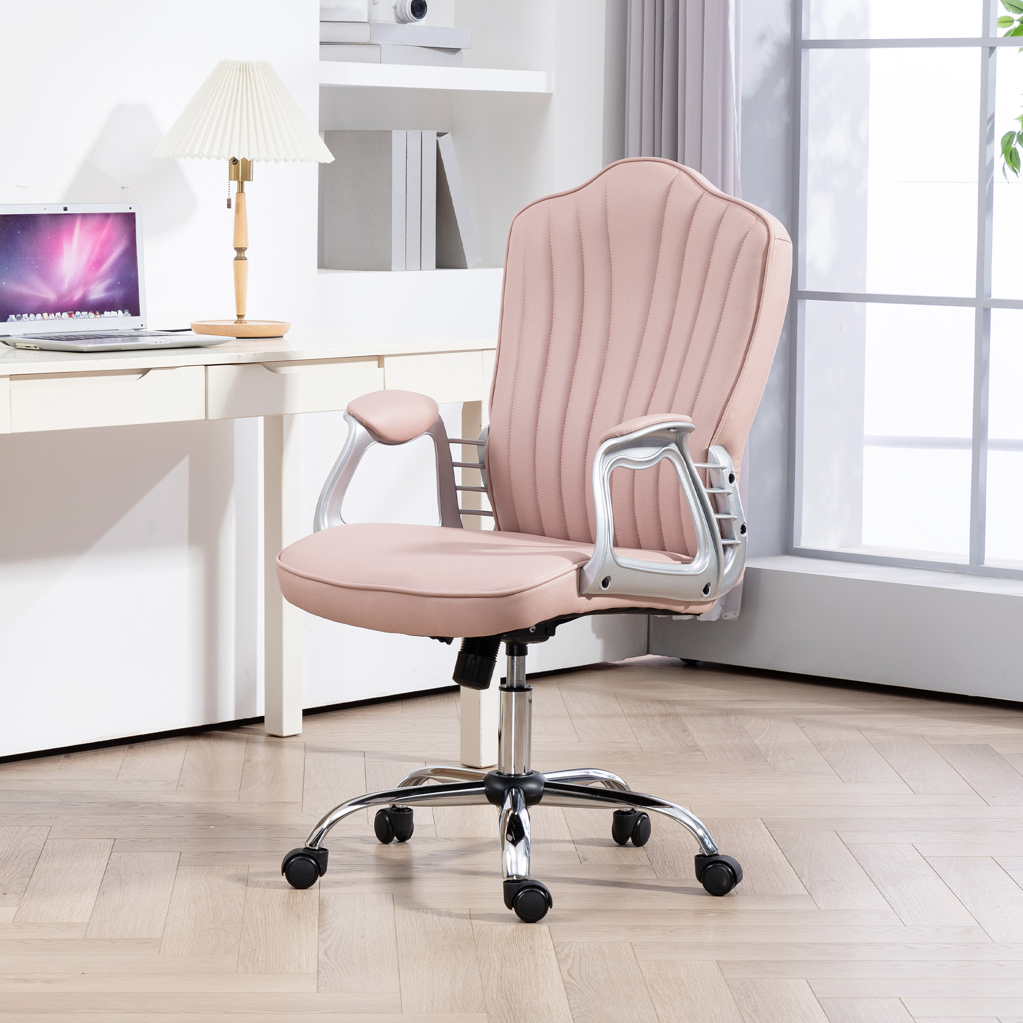 Silla de oficina rosa con reposabrazos plateados sobre suelo de parquet.