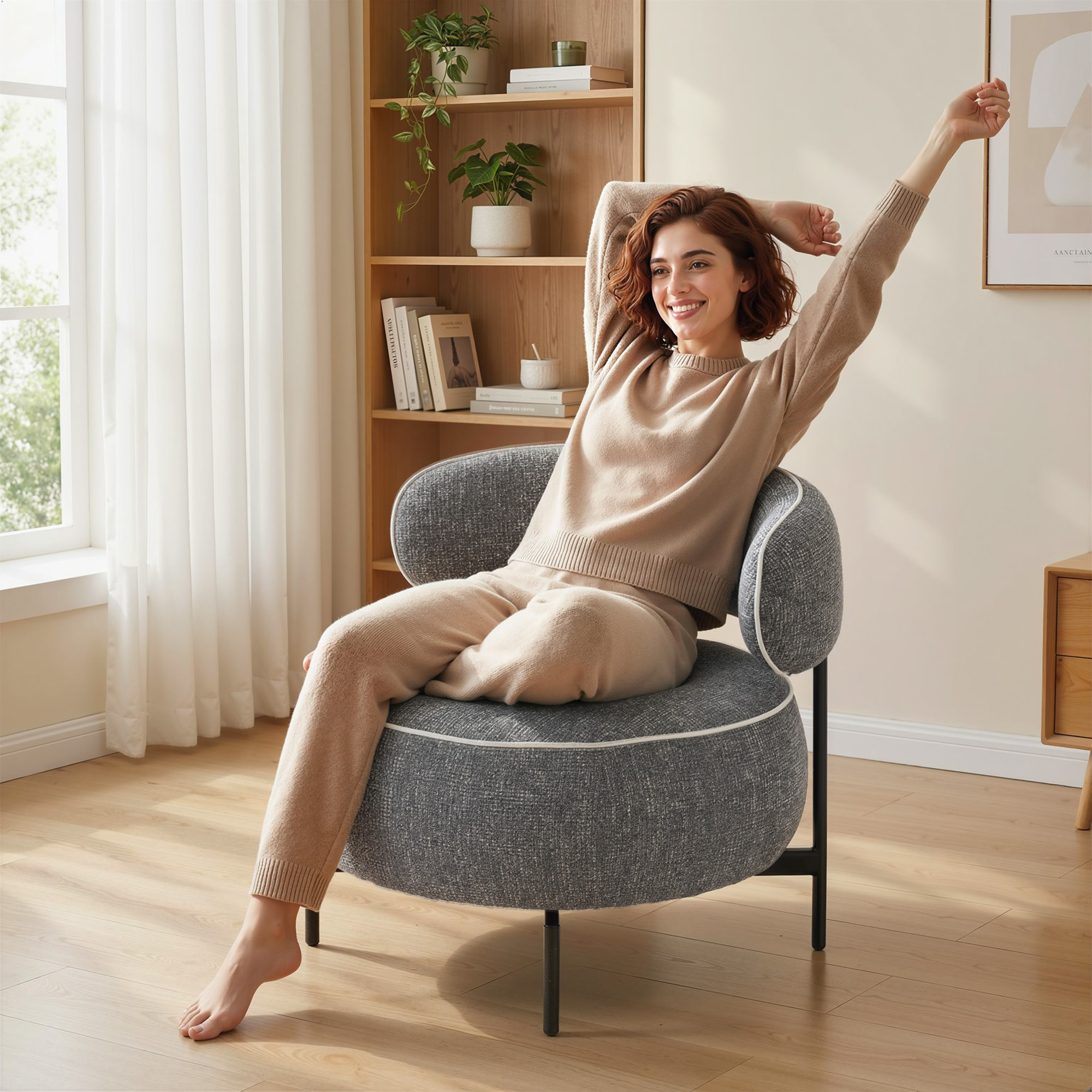 Mujer estirándose en una silla en habitación luminosa con librería.