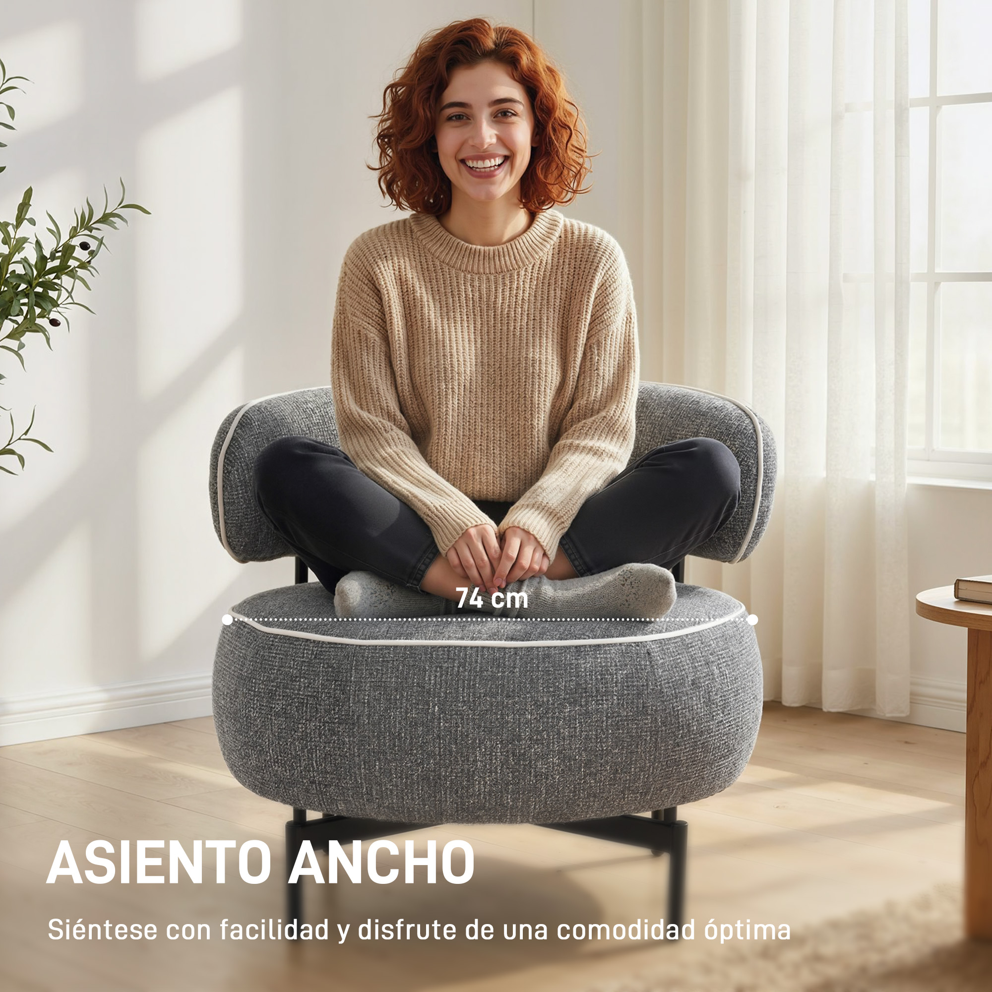 Mujer sentada en sillón gris ancho, se indica 74 cm de ancho.