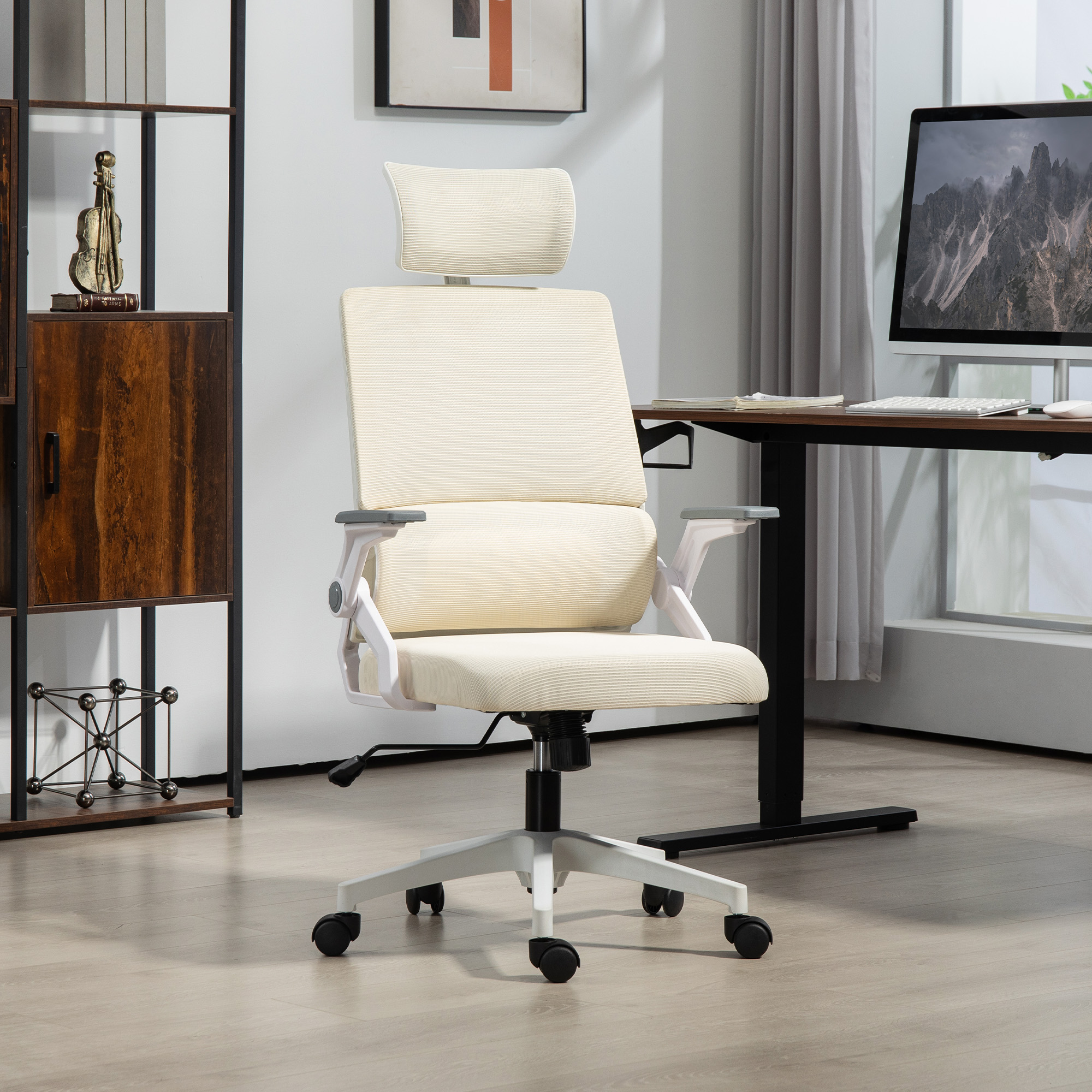Una silla de oficina beige con reposacabezas y ruedas está frente a un escritorio con ordenador.