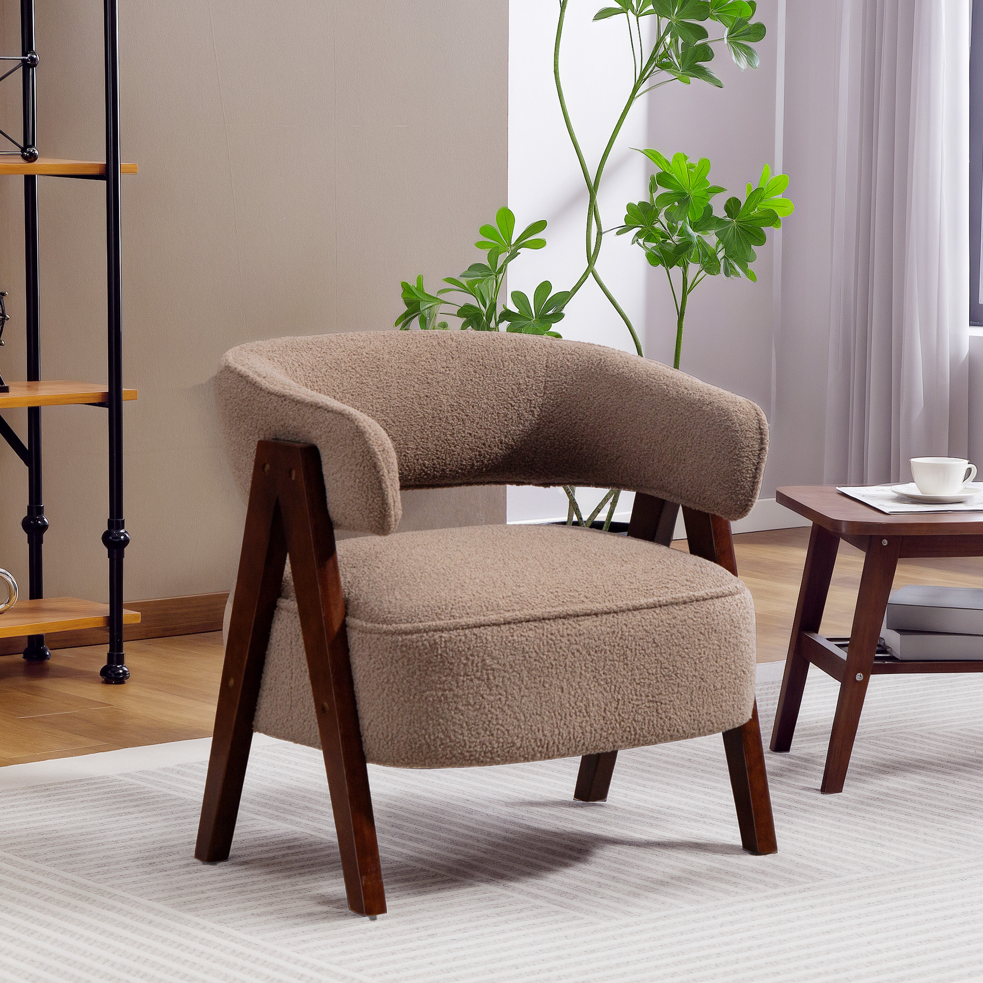 Un sillón beige de rizo con patas de madera se sienta sobre una alfombra junto a una mesa auxiliar.