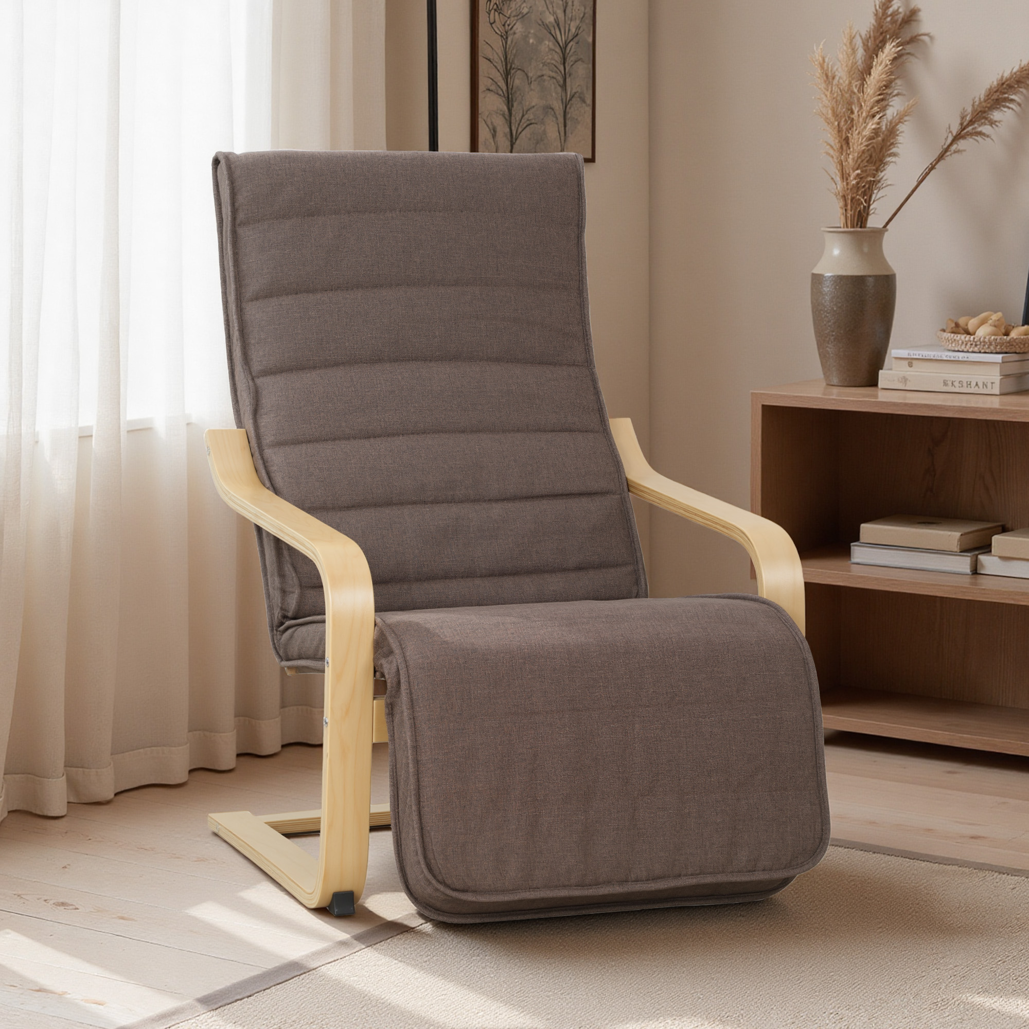 Un sillón beige con marco de madera y tapicería marrón está frente a una ventana.