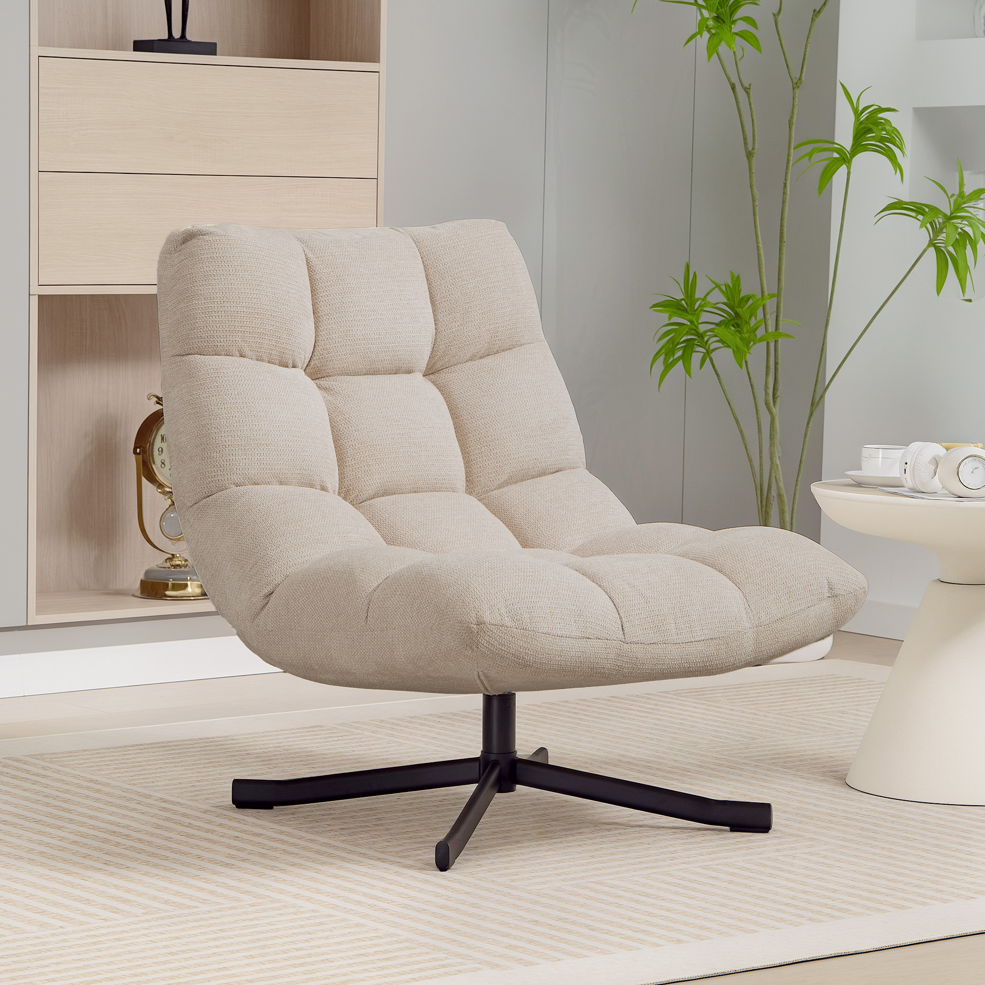 Un sillón tapizado beige con capitoné se asienta sobre una alfombra a rayas.