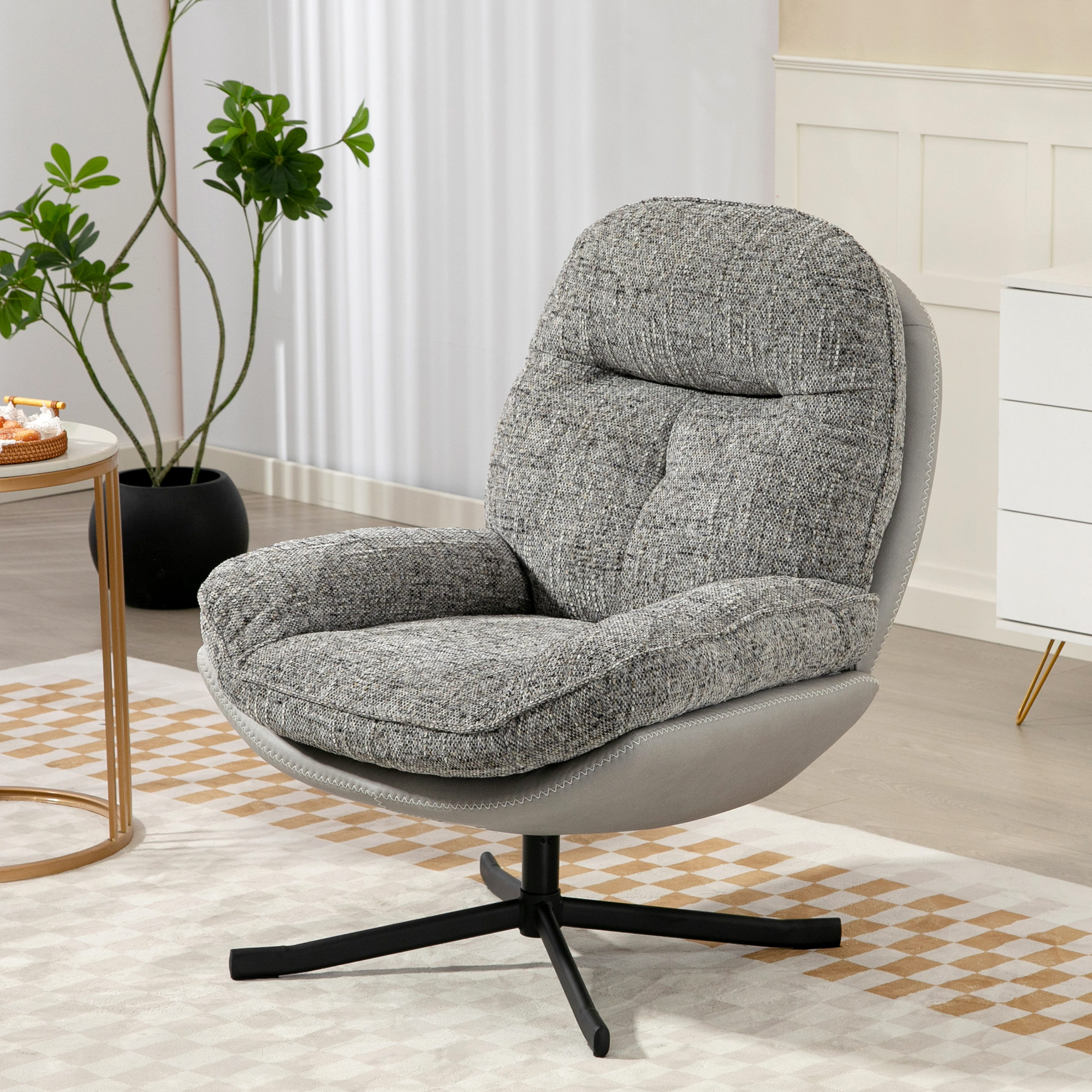 Una silla giratoria gris con tapicería de tela está sobre una alfombra.