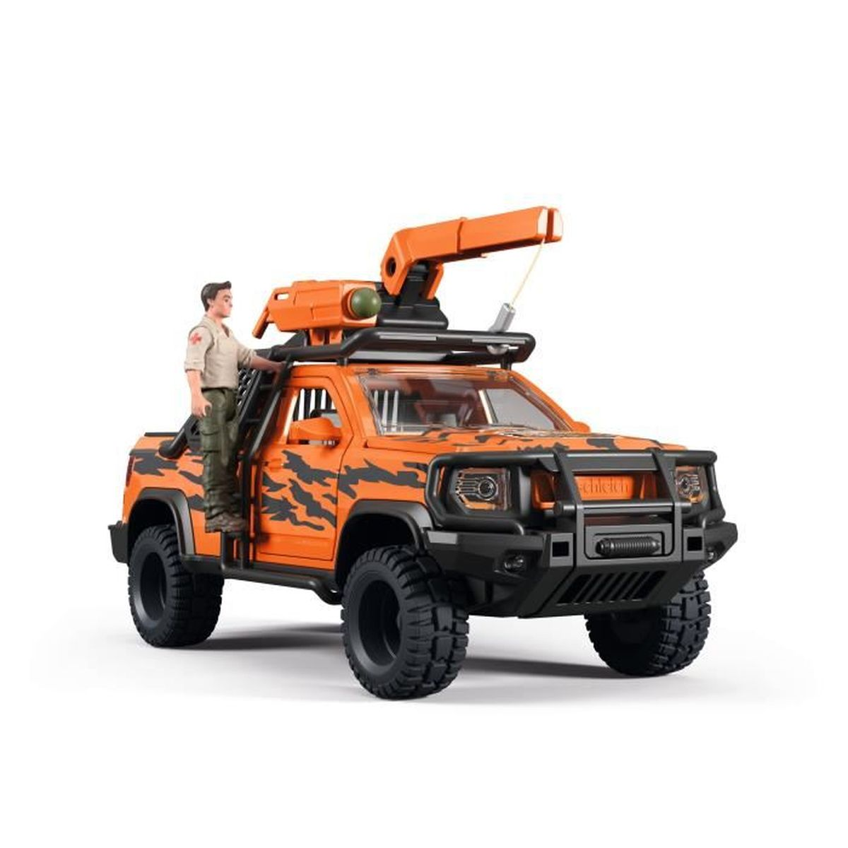 Ein Mann steigt in einen orangefarbenen Geländewagen mit schwarzen Tarnflecken.