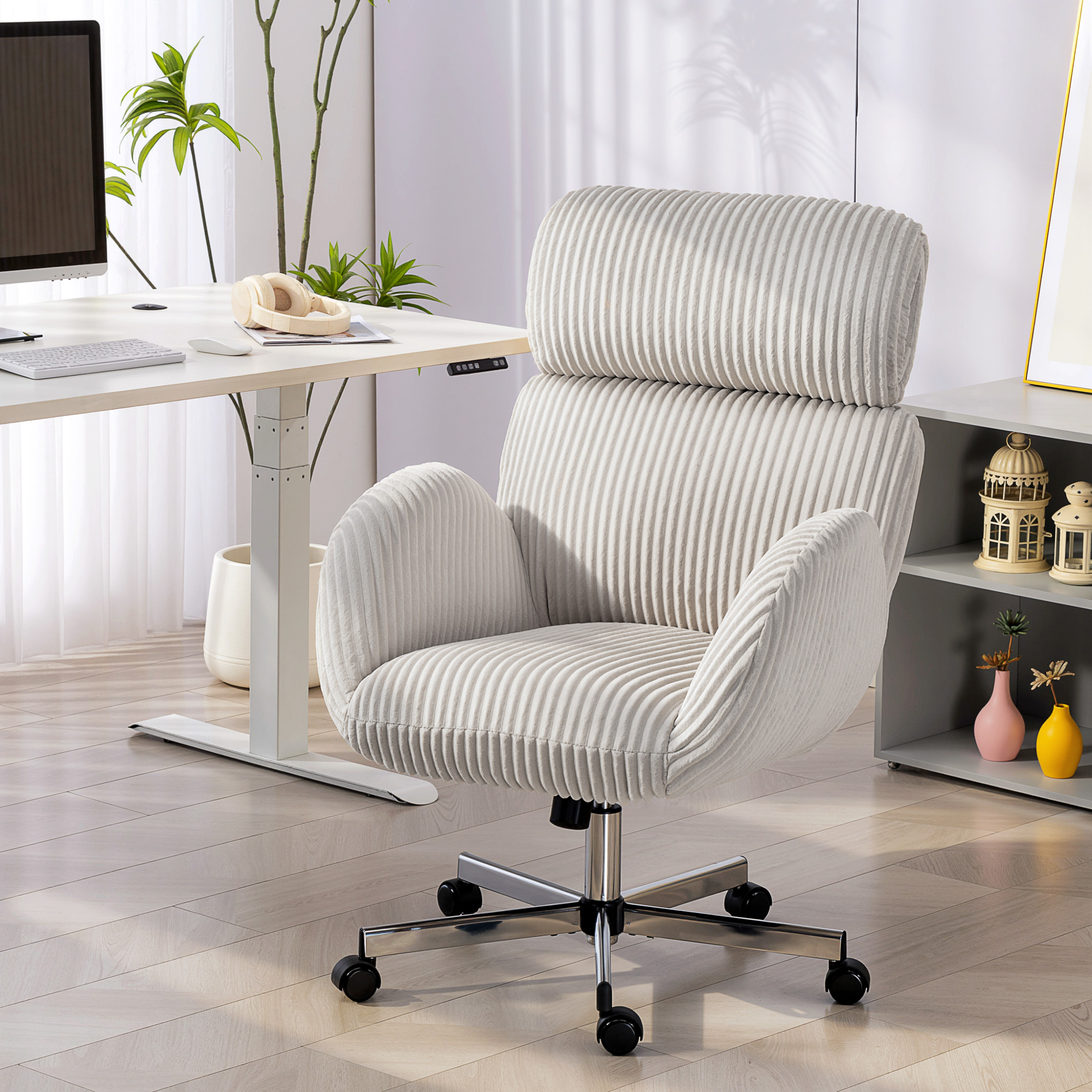 Una silla de oficina de pana beige con ruedas junto a un escritorio.
