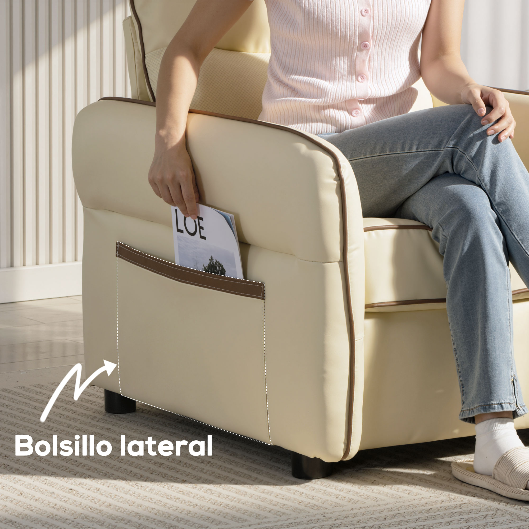 Una persona se sienta en un sillón crema, metiendo una revista en el bolsillo lateral.
