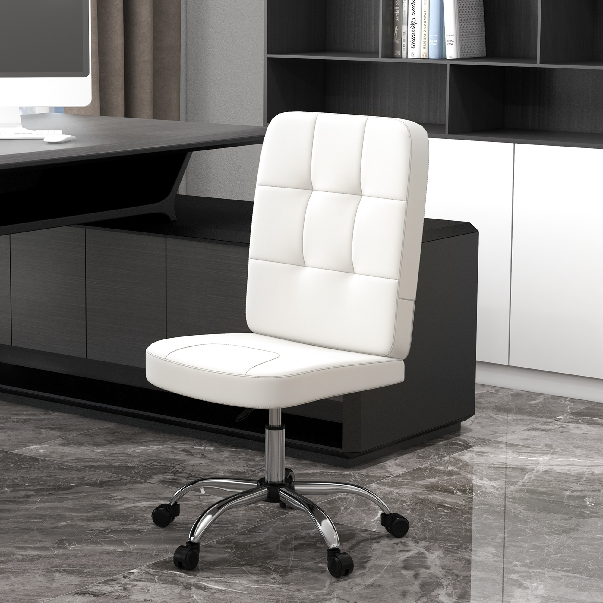Una silla de oficina blanca con ruedas se asienta sobre un suelo de mármol junto a un escritorio.