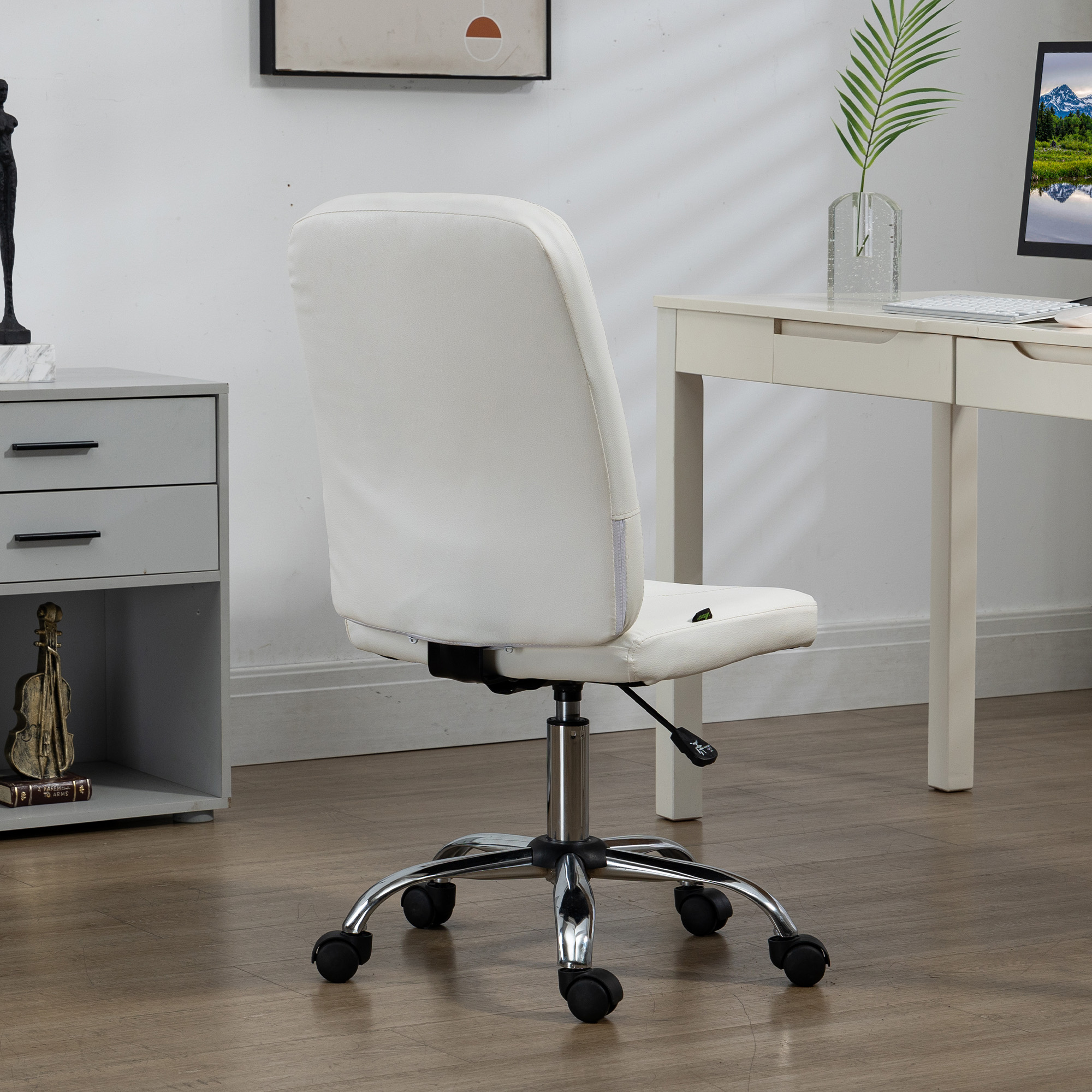 Una silla de oficina blanca con base cromada junto a un escritorio.