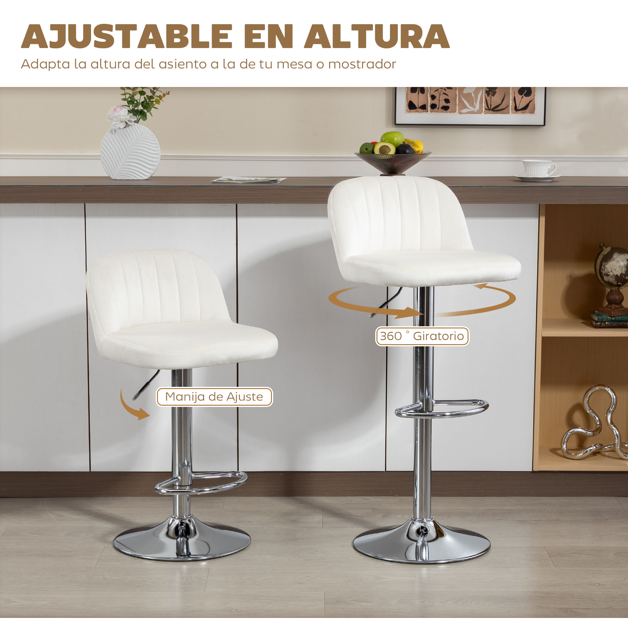 Dos taburetes blancos con bases cromadas y altura regulable.