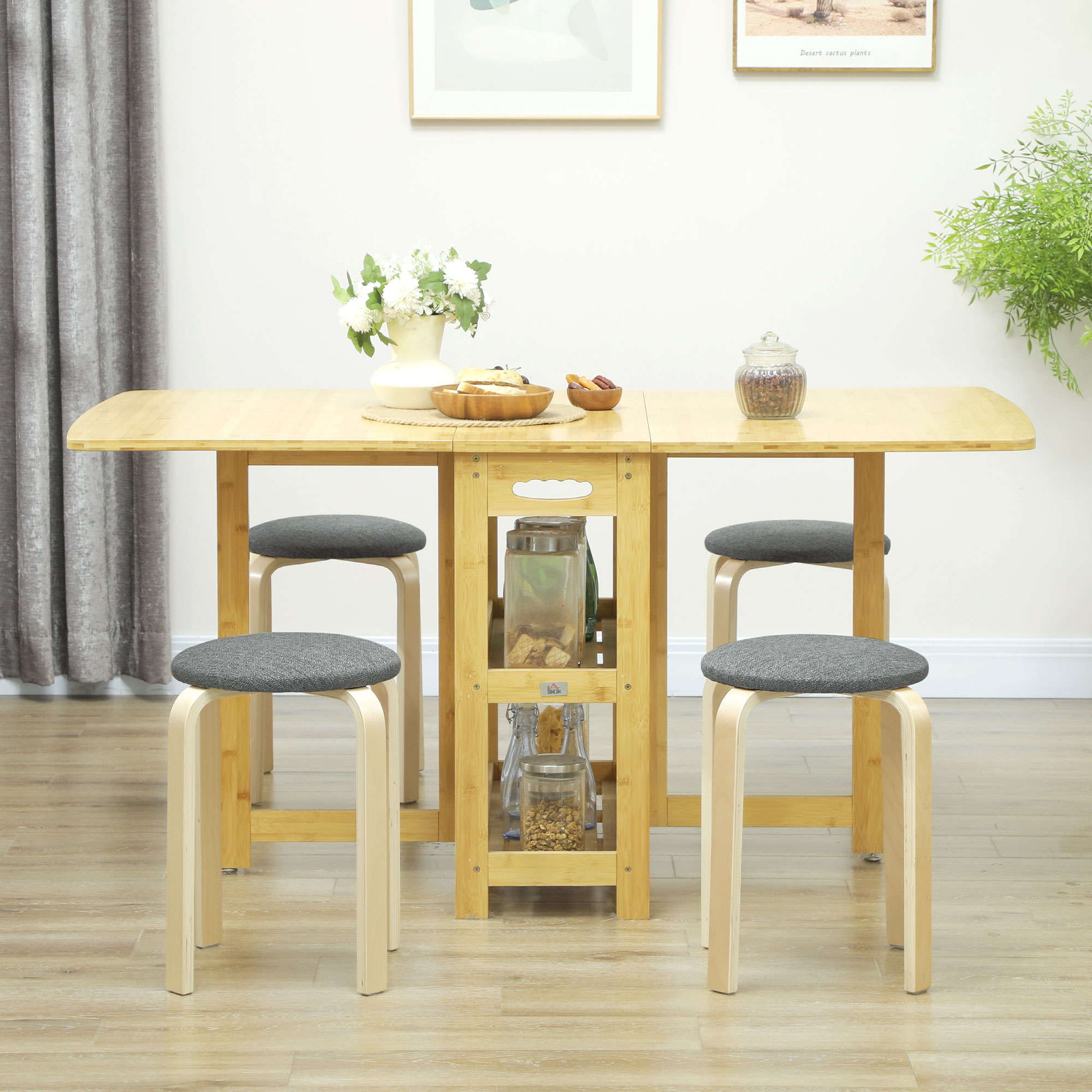 Una mesa de madera con cuatro taburetes, decorada con flores y bocadillos.